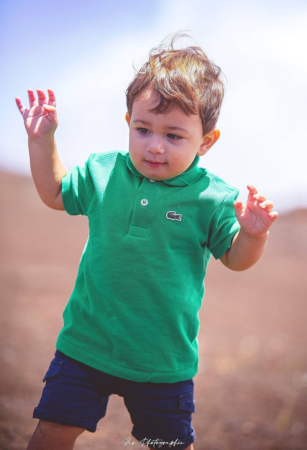 Marwan participe au concours pour gagner de l'argent avec cette photo : child, cool, facial_expression, finger, flash_photography, fun, gesture, grass, grassland, happy, leisure, people_in_nature, person, recreation, shorts, shoulder, sky, sleeve, standing, t_shirt
