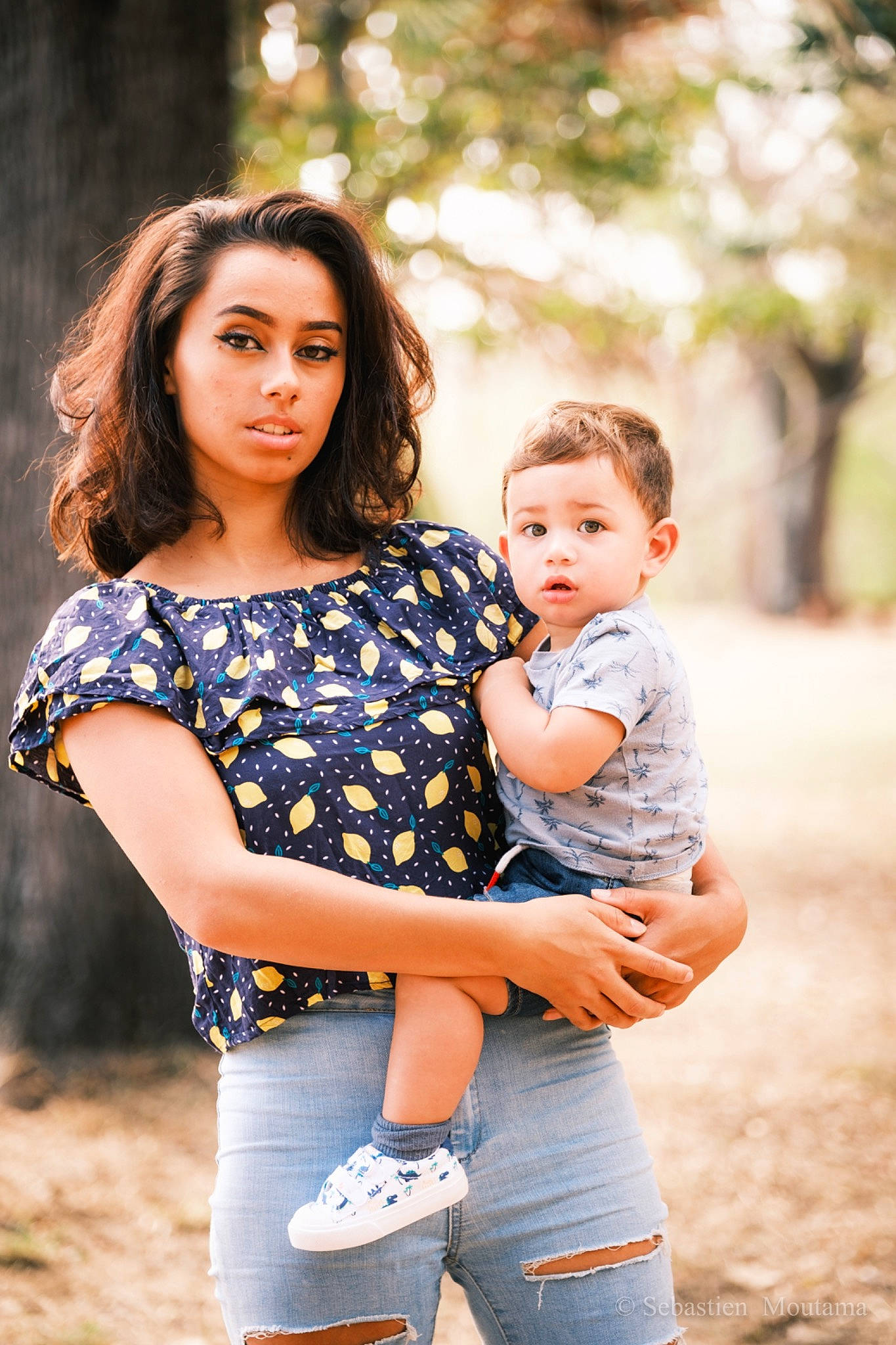Marwan participe au concours pour gagner de l'argent avec cette photo : baby, eye, face, fashion, flash_photography, fun, gesture, grass, happy, jeans, leaf, leisure, light, people_in_nature, person, plant, skin, standing, summer, sunlight