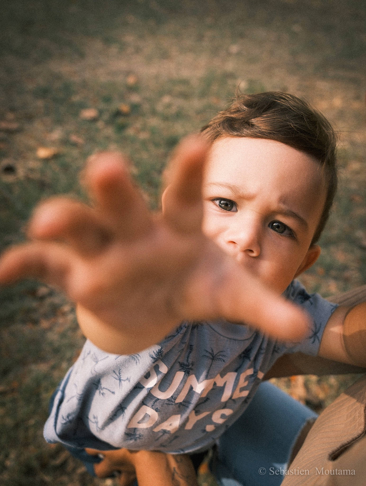 Marwan a rejoint le concours — aidez-le/la à gagner de superbes lots ! brown_hair, child, elbow, eye, finger, flash_photography, fun, gesture, grass, happy, human_leg, leisure, lip, people_in_nature, person, portrait, portrait_photography, sitting, skin, thumb