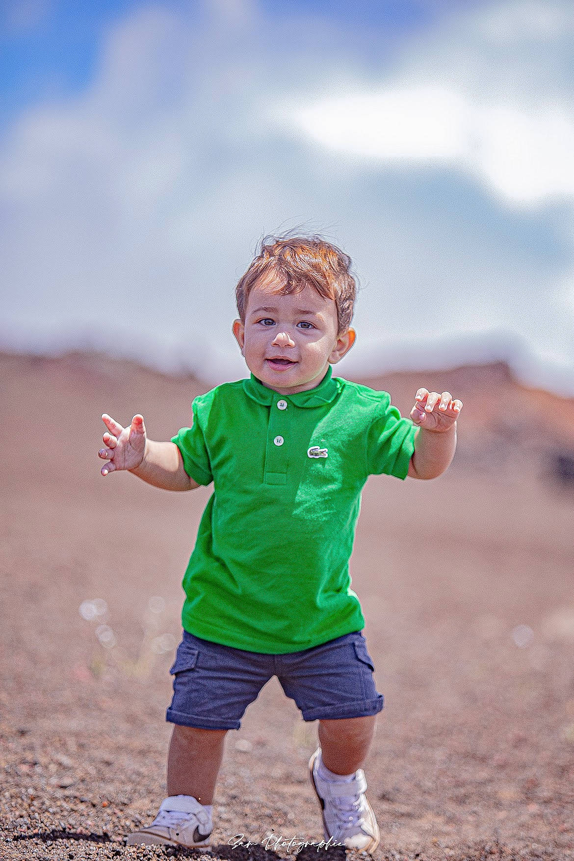 Marwan a rejoint le concours — aidez-le/la à gagner de superbes lots ! cloud, field, flash_photography, fun, gesture, grass, grassland, happy, horizon, landscape, leisure, people_in_nature, person, recreation, sand, sky, soil, standing, t_shirt, toddler