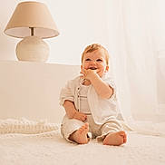 Paul participe au concours pour gagner de l'argent avec cette photo : baby, barefoot, blanket, child, cozy, curtains, cute, happy, home, indoors, infant, lamp, mirror, natural_light, portrait, sitting, smiling, soft_light, white_clothing, window