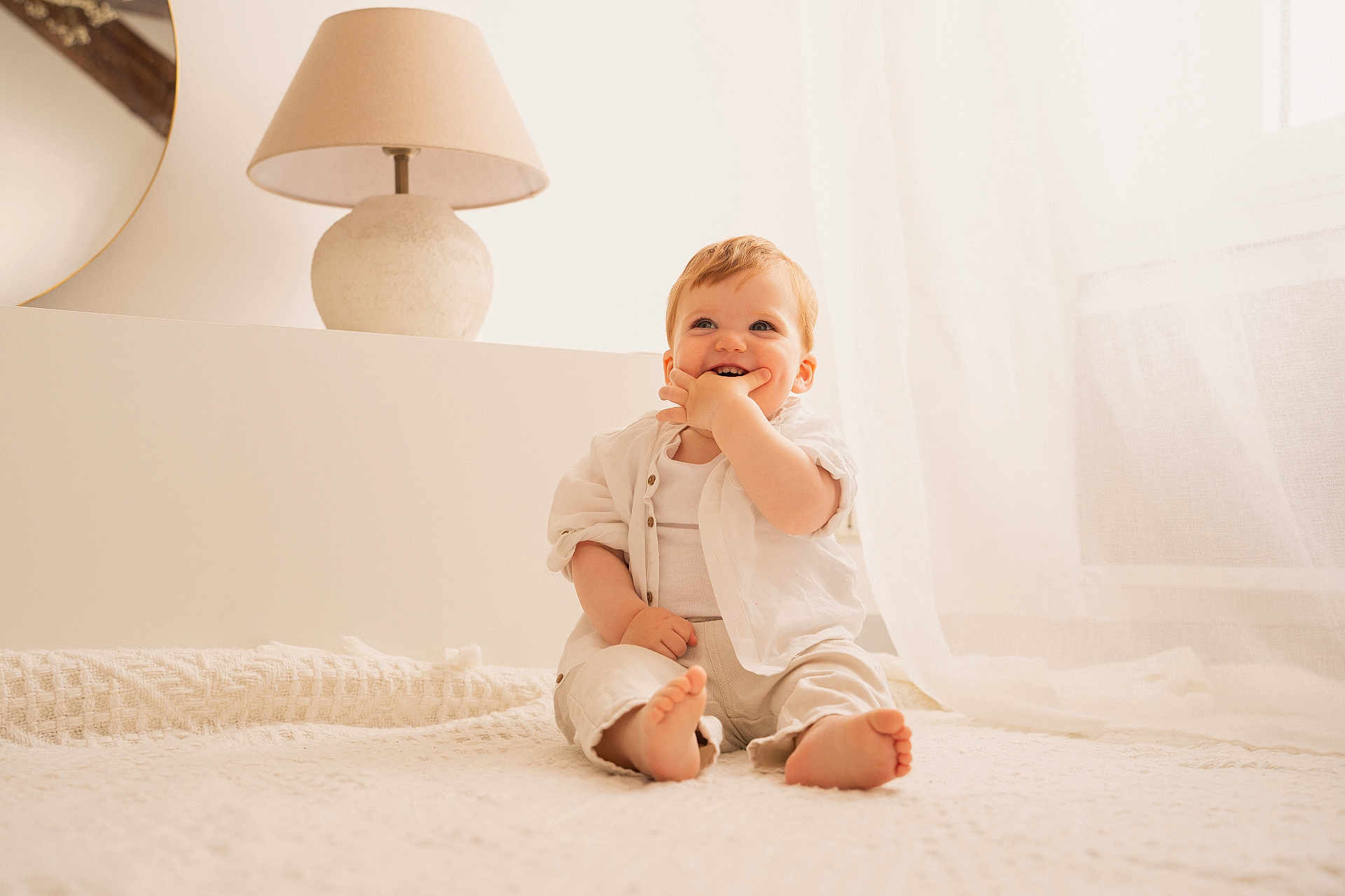 Paul participe au concours pour gagner de l'argent avec cette photo : baby, barefoot, blanket, child, cozy, curtains, cute, happy, home, indoors, infant, lamp, mirror, natural_light, portrait, sitting, smiling, soft_light, white_clothing, window
