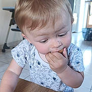 Swann a rejoint le concours — aidez-le/la à gagner de superbes lots ! casual, child, crumbs, curious, eating, face, floor_tiles, hand, home, indoor, kitchen, light_brown_hair, muffin, natural_light, person, short_sleeve_shirt, space_pattern, table, toddler, wooden_table