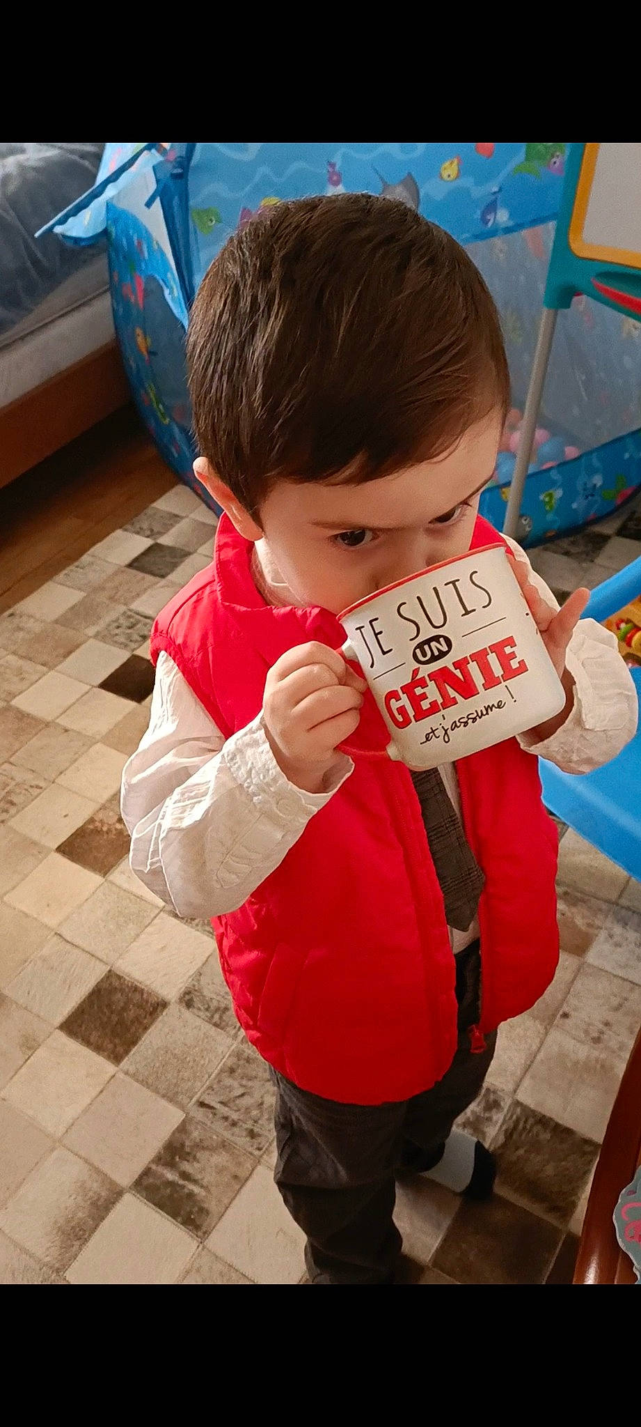 David participe au concours pour gagner de l'argent avec cette photo : blue, child, finger, flooring, fun, hair, hairstyle, happy, leisure, nail, person, play, recreation, sitting, skin, sleeve, t_shirt, thumb, toddler, vacation