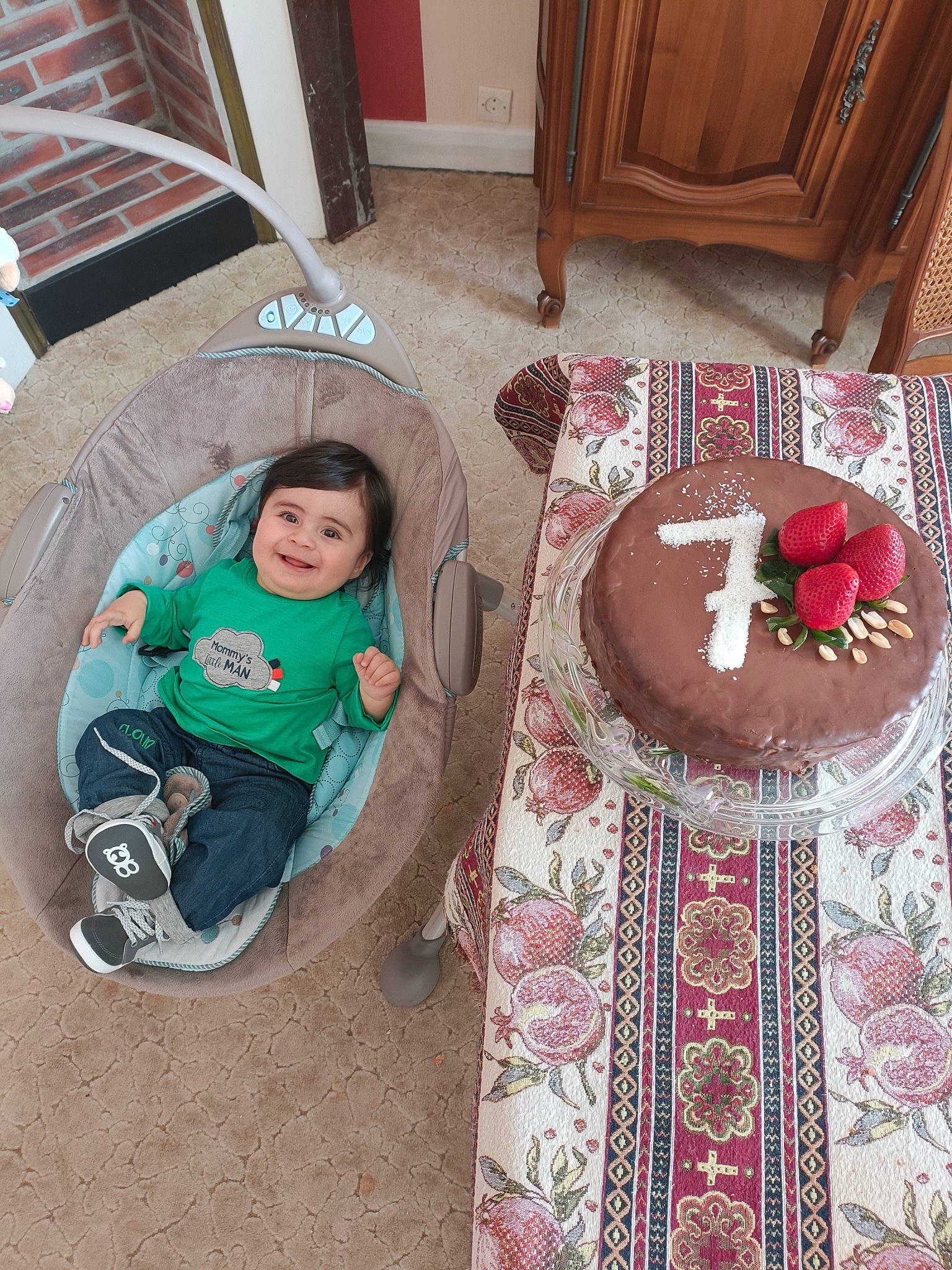 Daniel participe au concours pour gagner de l'argent avec cette photo : baby_toddler_clothing, cabinetry, chair, circle, comfort, cupboard, dishware, floor, flooring, furniture, house, joy, linens, person, plate, product, room, table, tablecloth, tableware