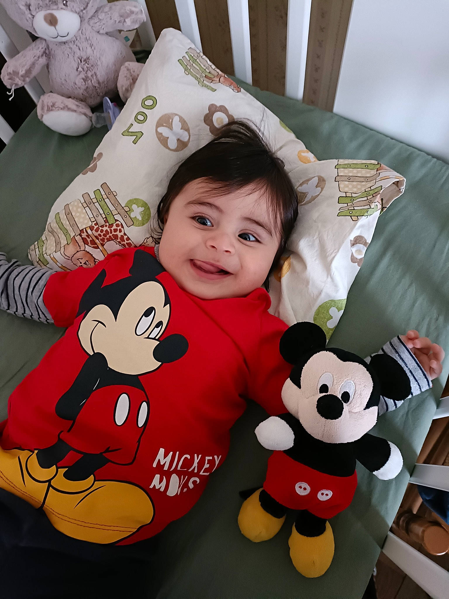 Daniel participe au concours pour gagner de l'argent avec cette photo : baby_toddler_clothing, carmine, child, comfort, couch, facial_expression, happy, joy, linens, person, pillow, pink, product, sleeve, smile, stuffed_toy, t_shirt, textile, throw_pillow, toddler