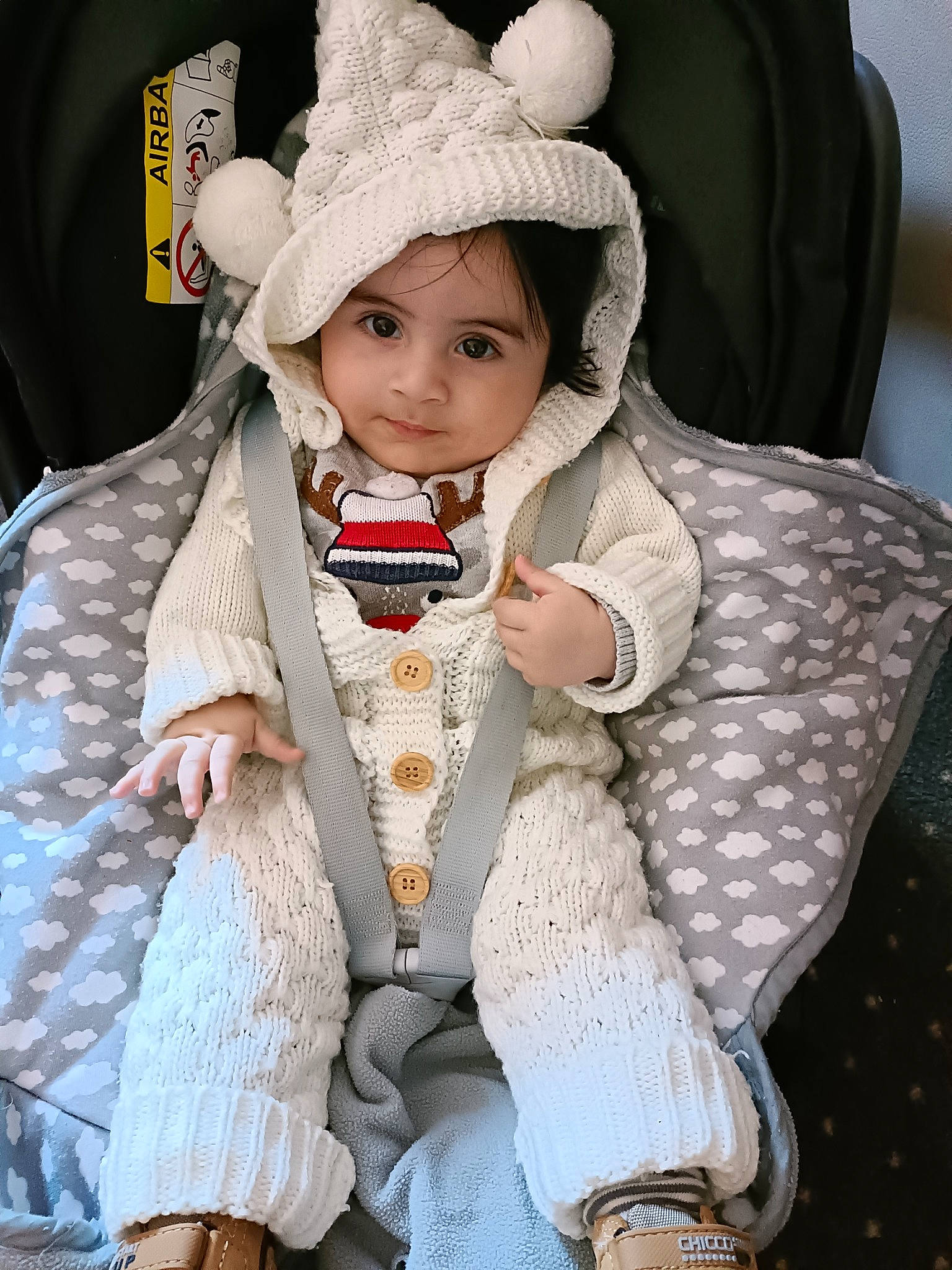 Daniel participe au concours pour gagner de l'argent avec cette photo : baby, baby_carriage, baby_products, cap, child, costume, costume_hat, fashion_accessory, fashion_design, fur, happy, hat, headgear, headwear, jewellery, pattern, person, sleeve, street_fashion, sun_hat