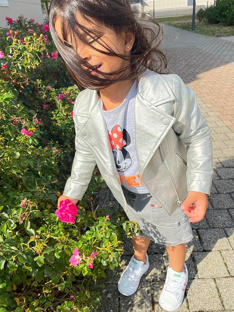 Hanine participe au concours pour gagner de l'argent avec cette photo : annual_plant, bangs, blazer, collar, dress_shirt, eyewear, fashion_accessory, flower, flowering_plant, grass, happy, pattern, people_in_nature, person, petal, pink, plant, rose, rose_family, sleeve