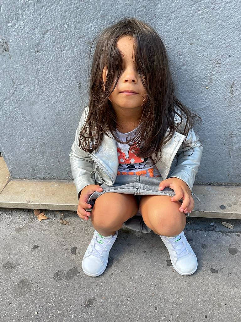 Hanine a rejoint le concours — aidez-le/la à gagner de superbes lots ! bangs, black_hair, cool, denim, flash_photography, grass, grey, happy, human_body, human_leg, knee, leg, long_hair, person, shorts, skin, sleeve, sneakers, t_shirt, thigh