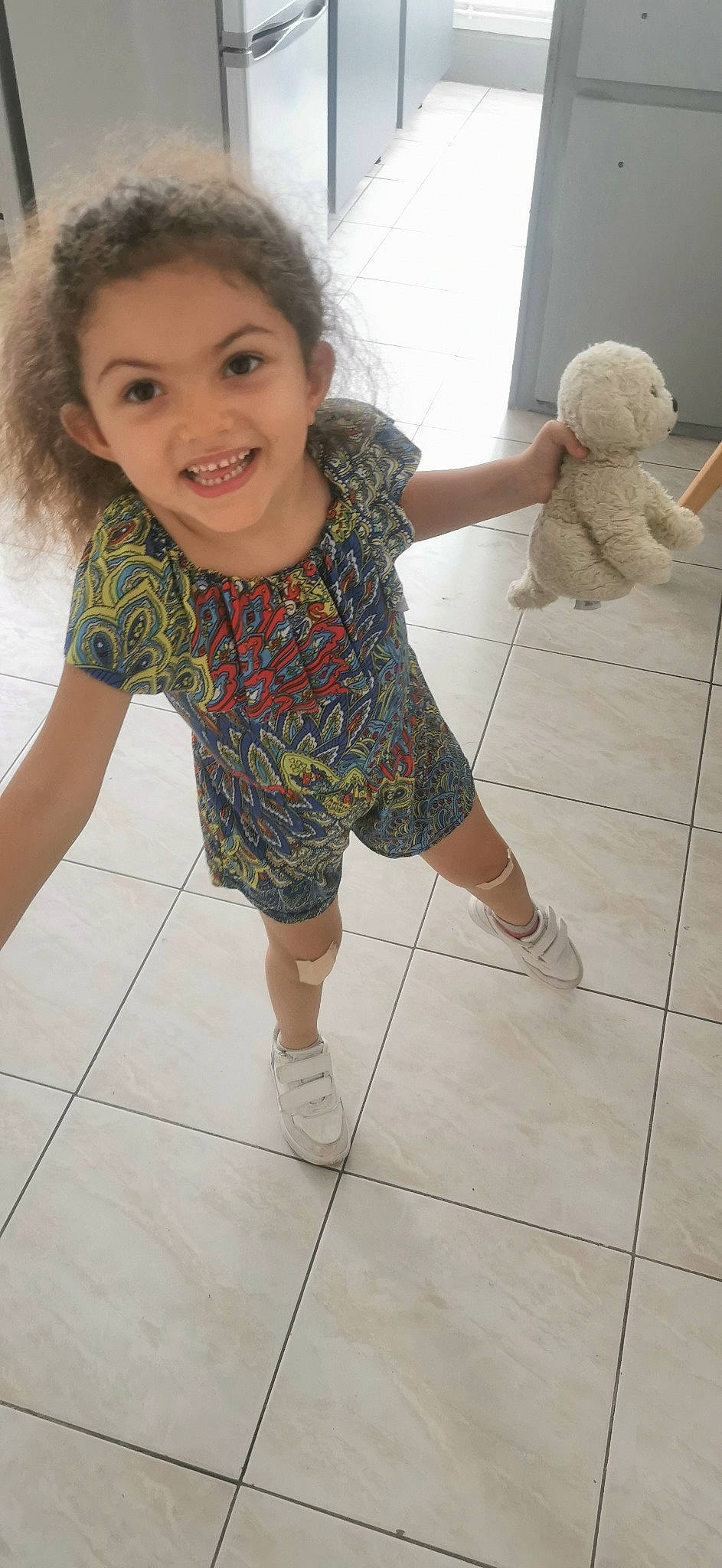 Kaïna participe au concours pour gagner de l'argent avec cette photo : child, floor, flooring, fun, gesture, happy, head, human_leg, joint, joy, leg, nose, person, skin, sleeve, smile, thigh, thumb, toddler, toy