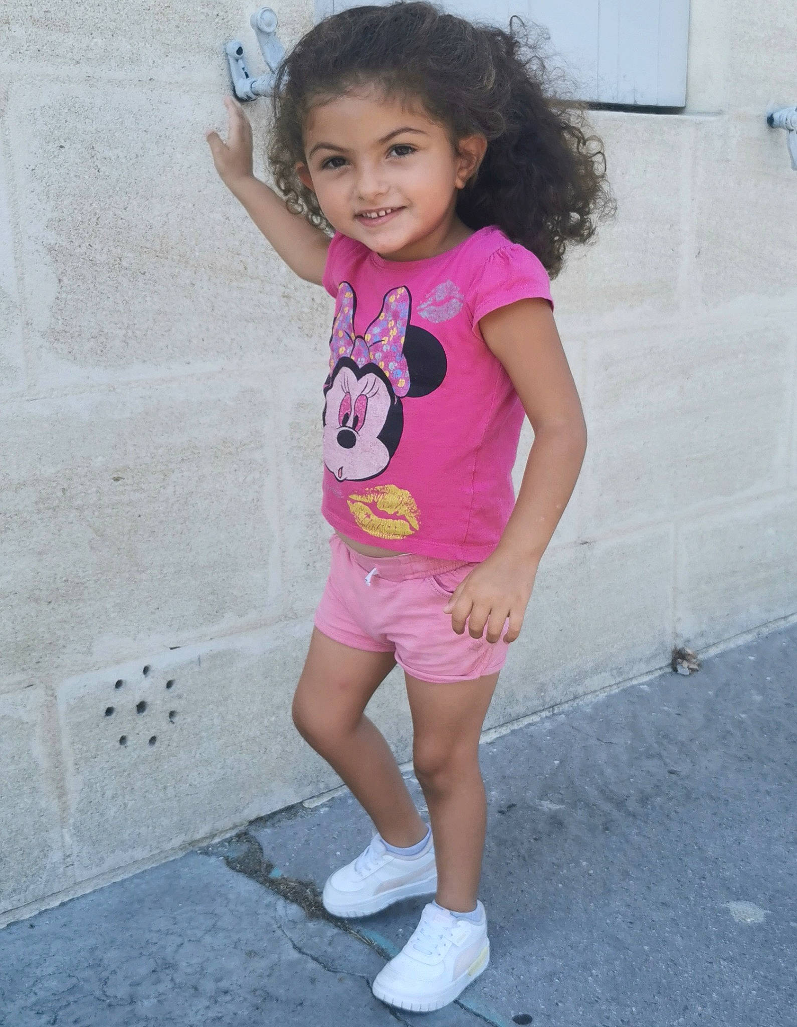 Kaïna a rejoint le concours — aidez-le/la à gagner de superbes lots ! baby_toddler_clothing, child, cool, face, fun, happy, human_leg, joy, leg, lip, magenta, neck, person, pink, sleeve, smile, standing, t_shirt, thigh, toddler