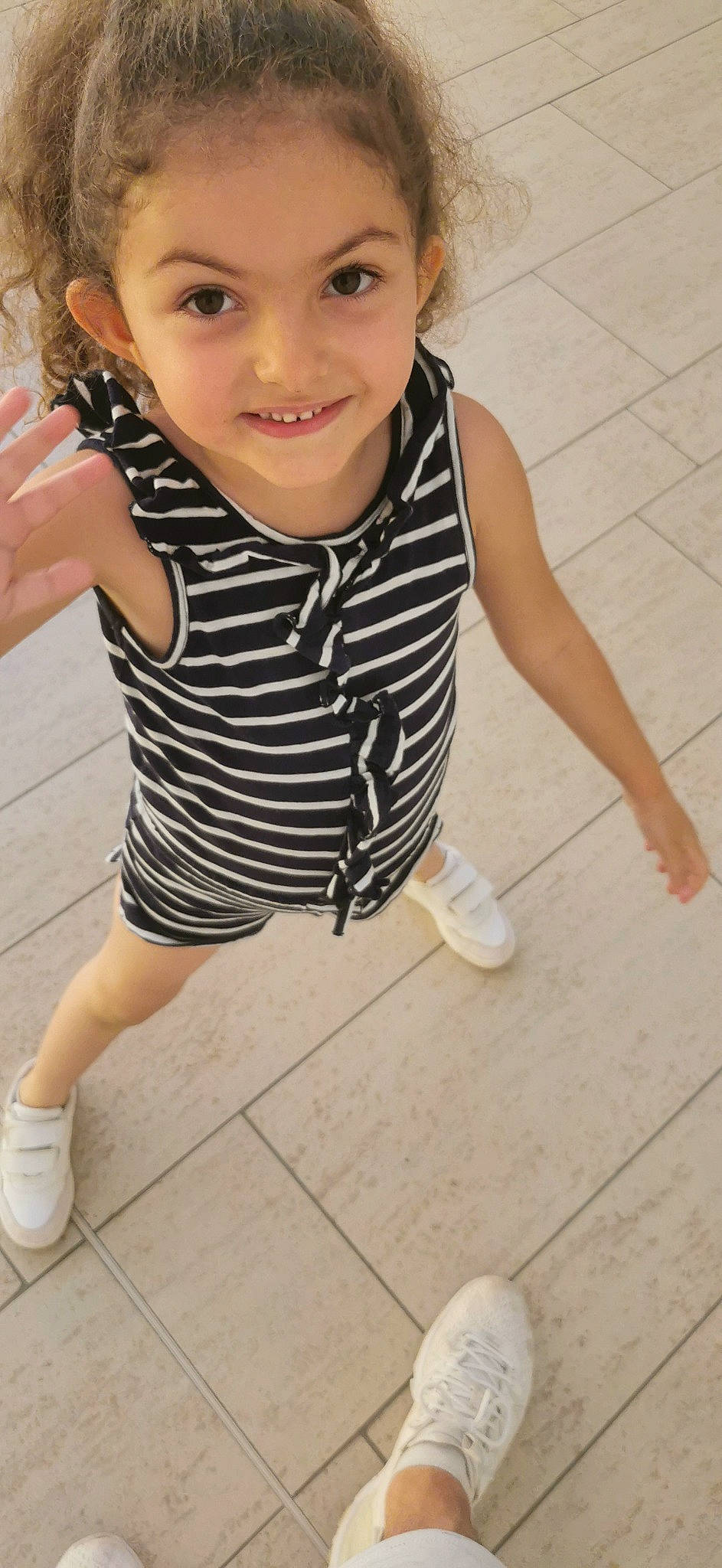 Kaïna participe au concours pour gagner de l'argent avec cette photo : baby_toddler_clothing, cool, finger, floor, flooring, fun, gesture, happy, head, human_leg, joint, joy, knee, pattern, person, shoe, sleeve, smile, t_shirt, thigh