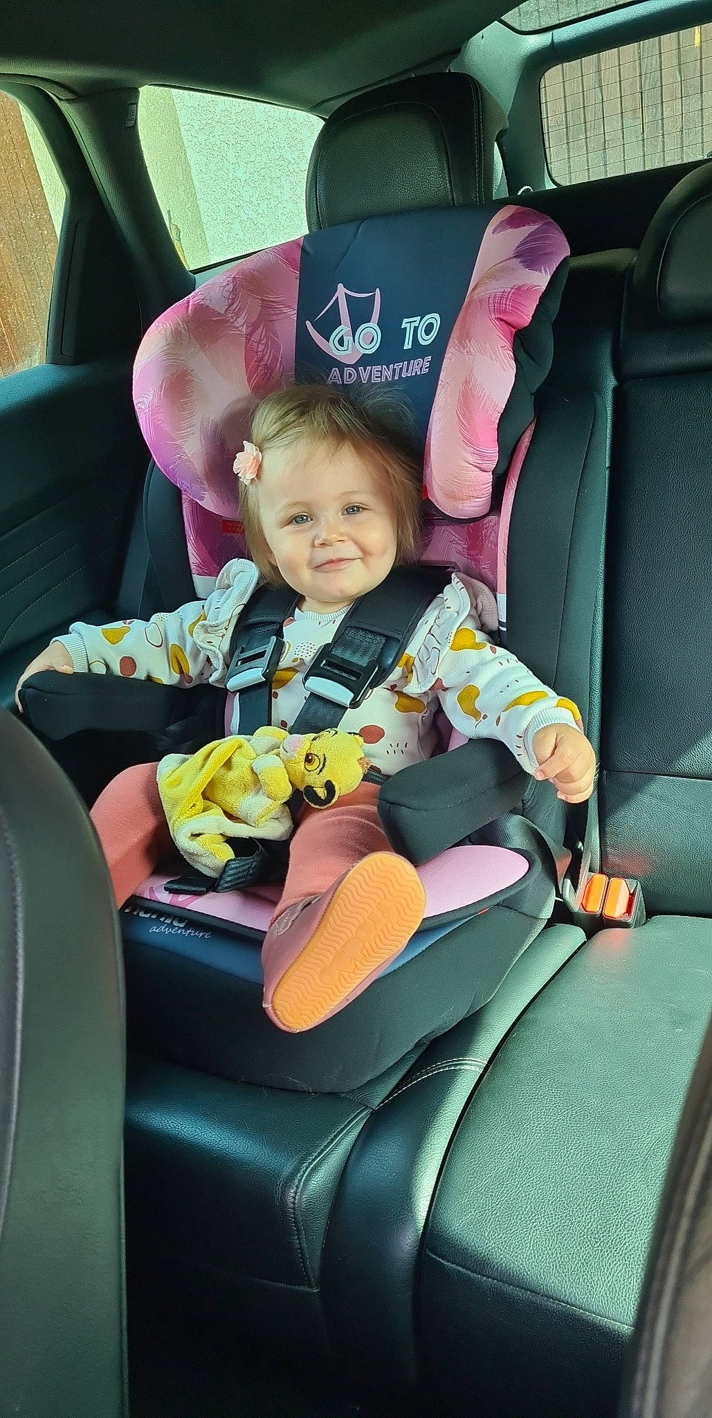 Maïwenn a rejoint le concours — aidez-le/la à gagner de superbes lots ! auto_part, automotive_design, baby_in_car_seat, car, car_seat, car_seat_cover, comfort, family_car, fun, happy, head_restraint, joy, lap, luxury_vehicle, motor_vehicle, person, plant, smile, steering_wheel, toddler