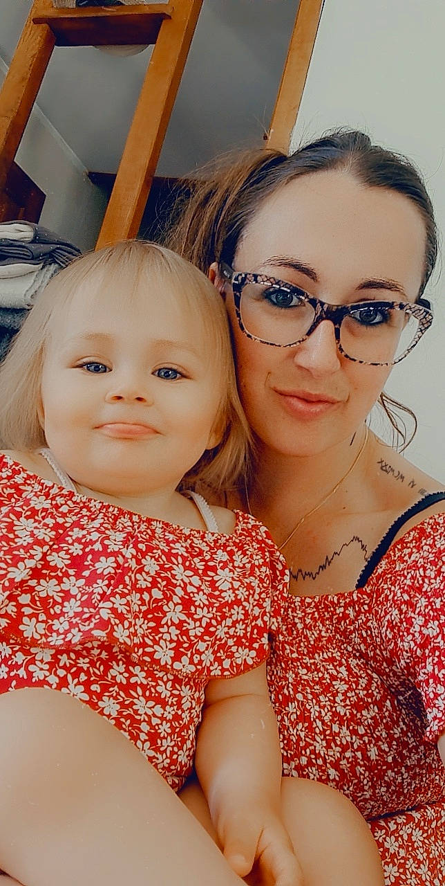 Maïwenn participe au concours pour gagner de l'argent avec cette photo : child, chin, event, eye, eyewear, friendship, fun, glasses, goggles, hair, hairstyle, happy, iris, leisure, lip, people, person, shoulder, skin, smile