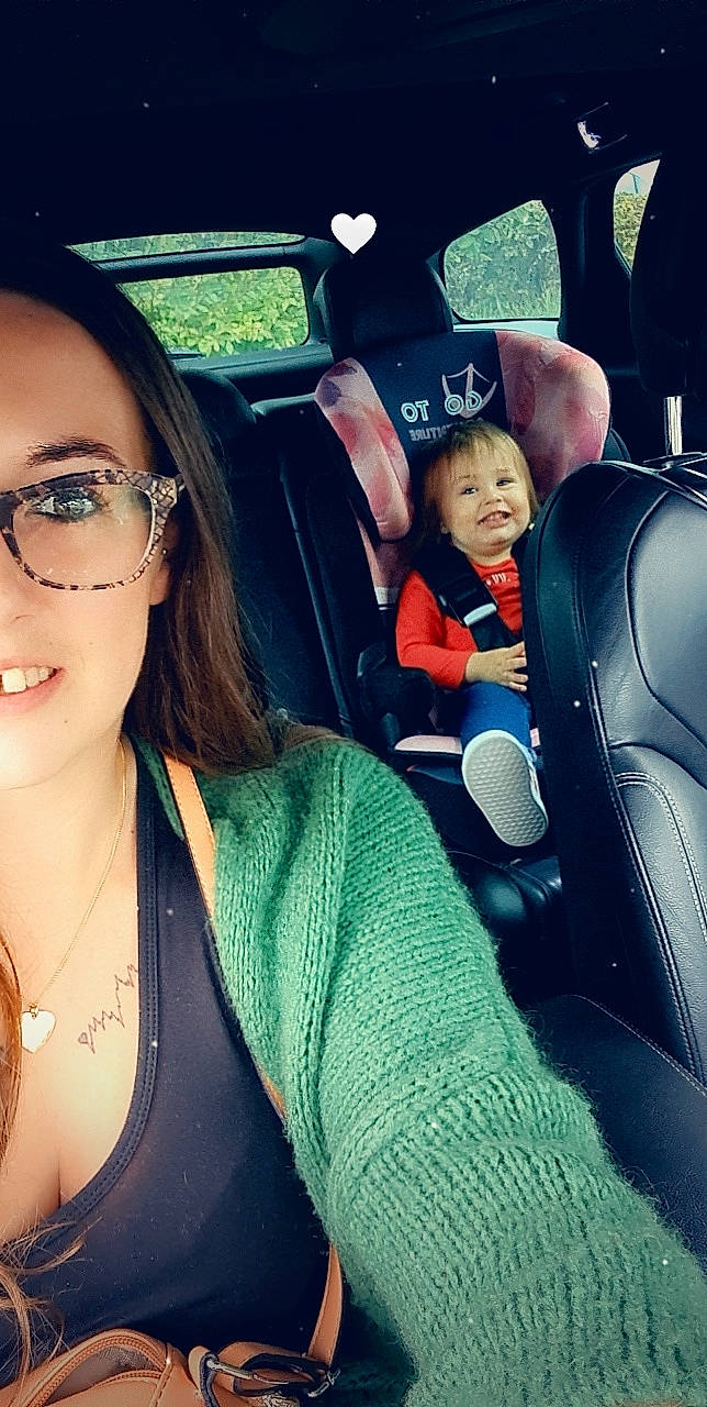 Maïwenn participe au concours pour gagner de l'argent avec cette photo : auto_part, automotive_design, automotive_exterior, car, car_seat, car_seat_cover, cool, electric_blue, eyewear, face, head_restraint, jewellery, motor_vehicle, person, personal_luxury_car, steering_part, steering_wheel, travel, vehicle, vehicle_door