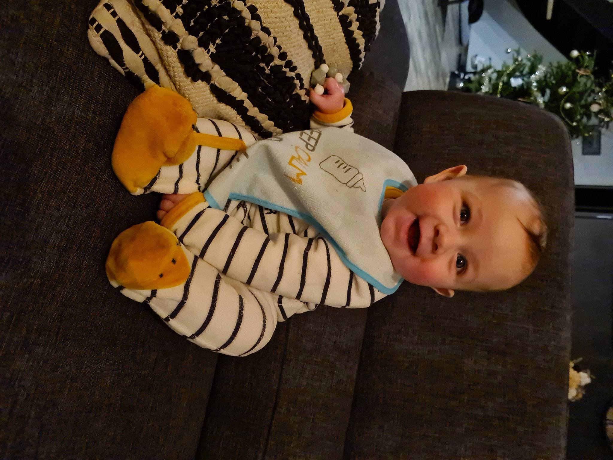 Noé a rejoint le concours — aidez-le/la à gagner de superbes lots ! baby, baby_products, baby_toddler_clothing, child, comfort, foot, happy, hat, headgear, jewellery, linens, orange, pattern, person, plant, room, sitting, smile, toddler, tree