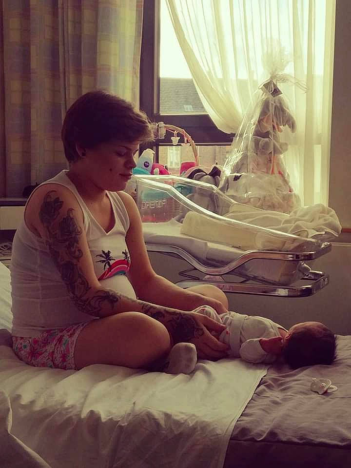 Chrystal participe au concours pour gagner de l'argent avec cette photo : bed, bed_sheet, bedding, child, comfort, curtain, furniture, interior_design, leg, person, pink, room, sitting, textile