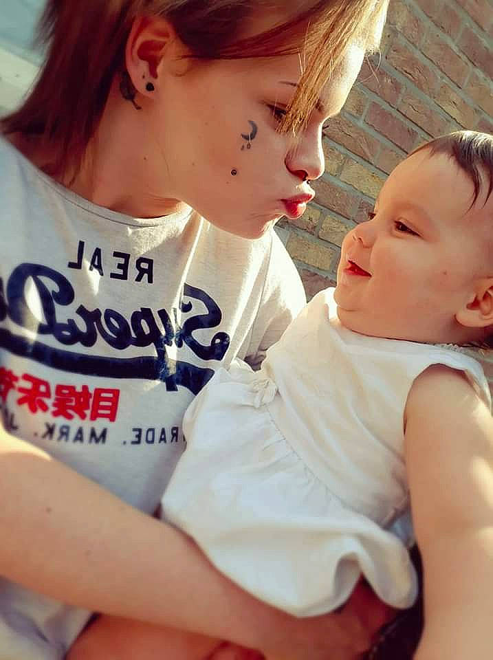 Chrystal participe au concours pour gagner de l'argent avec cette photo : baby, cheek, child, daughter, ear, happy, love, mother, person, sibling, skin, smile, toddler