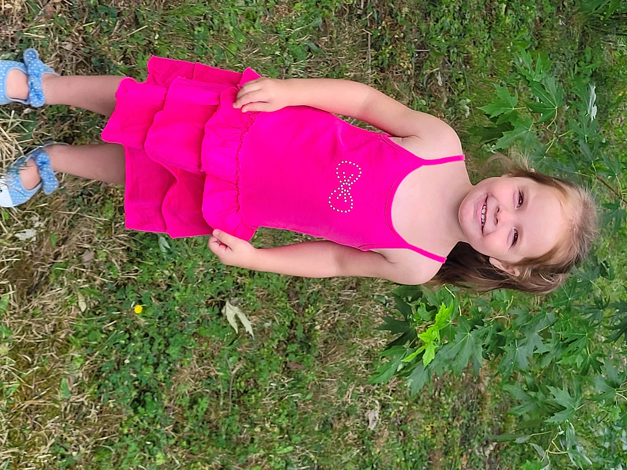 Kaelyn participe au concours pour gagner de l'argent avec cette photo : abdomen, chest, elbow, electric_blue, fun, grass, grass_family, grassland, happy, human_leg, joy, knee, magenta, people_in_nature, person, pink, plant, smile, thigh, trunk