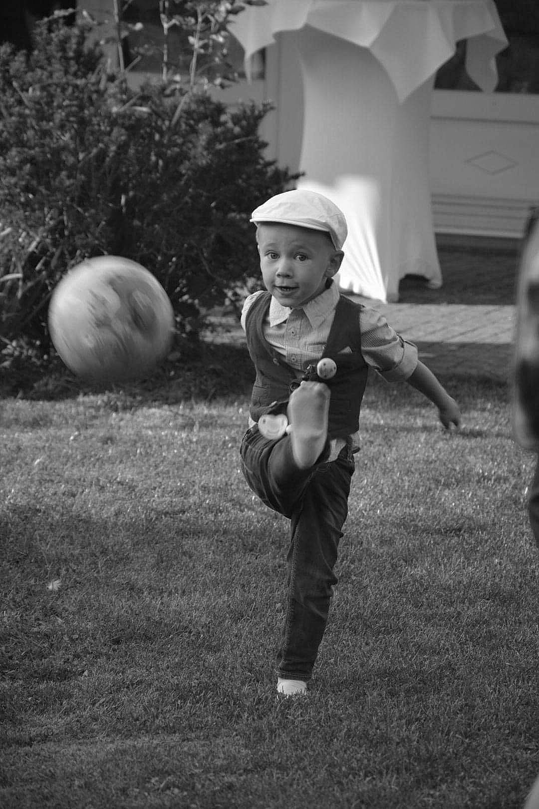 Paulin a rejoint le concours — aidez-le/la à gagner de superbes lots ! black, black_and_white, boy, child, fun, girl, headwear, human, male, mammal, man, monochrome, monochrome_photography, person, photograph, photography, sitting, snapshot, standing, vertebrate