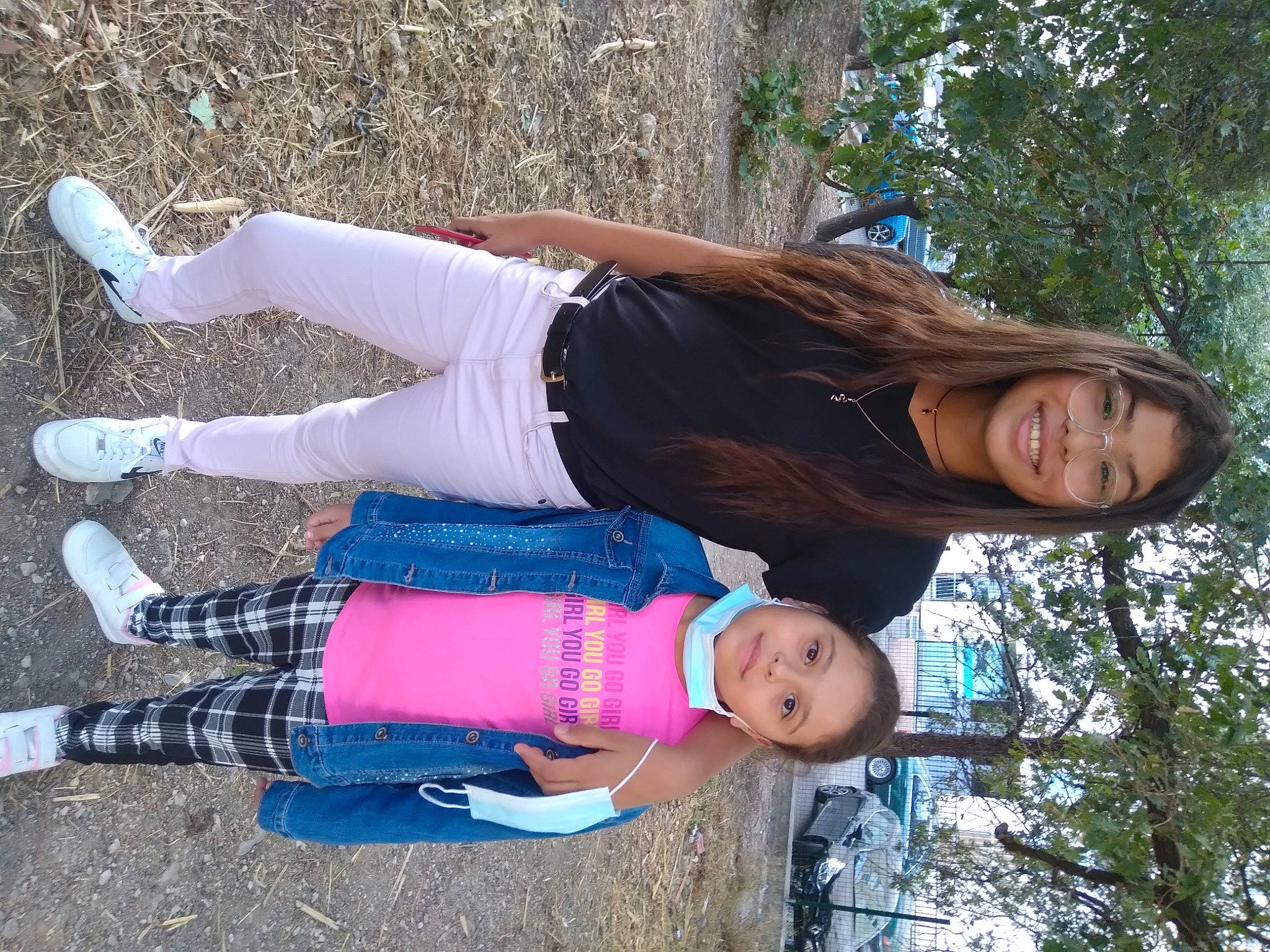 Dolores Et Marilou participe au concours pour gagner de l'argent avec cette photo : arm, beauty, boot, eye, fun, happy, human_leg, jeans, joy, knee, leisure, people_in_nature, person, plant, smile, spring, street_fashion, thigh, travel, tree