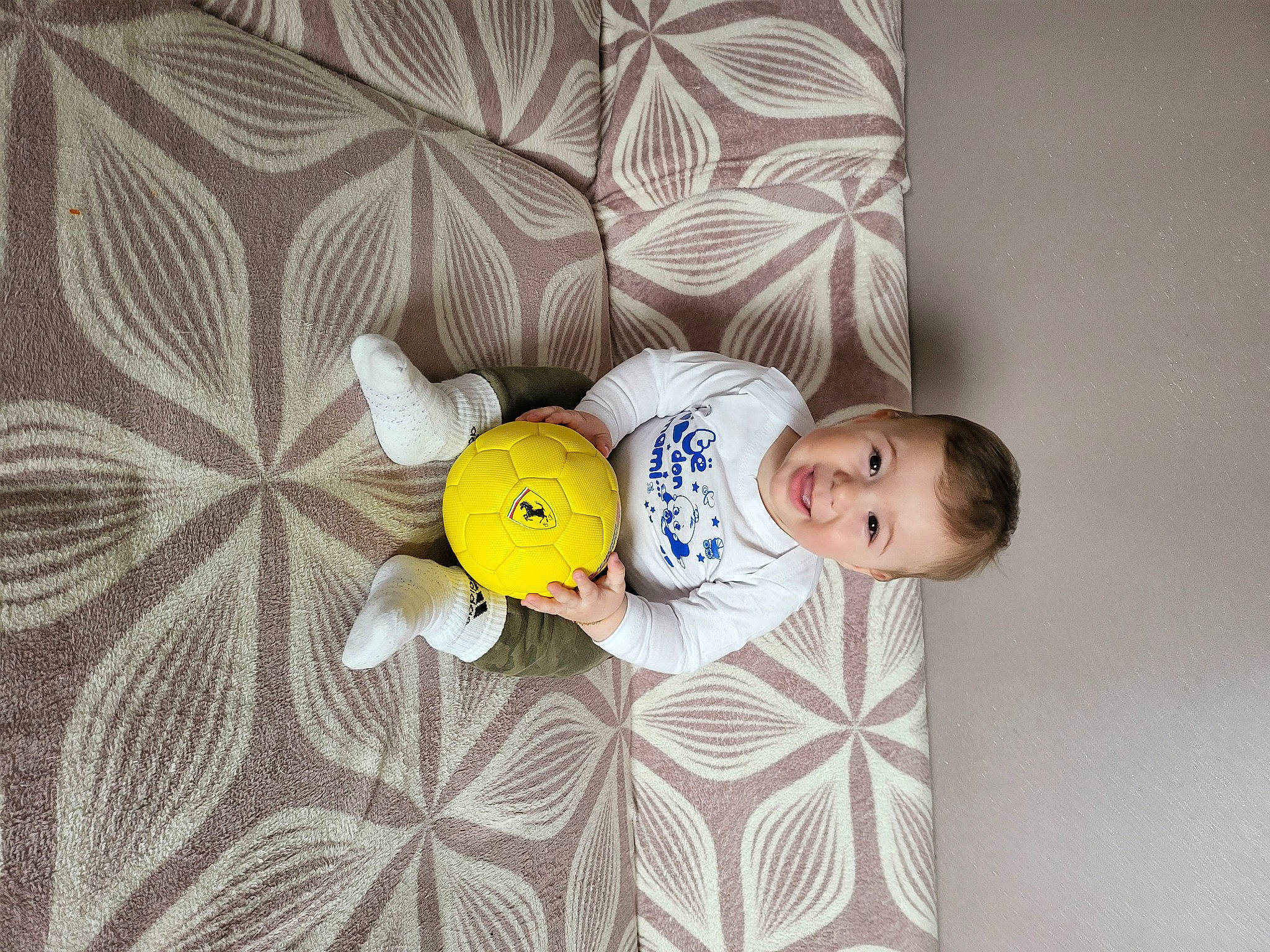 Ayan participe au concours pour gagner de l'argent avec cette photo : baby, baby_products, baby_safety, baby_toddler_clothing, bed, bedding, bedtime, child, comfort, floor, flooring, font, happy, joy, linens, paper, pattern, person, room, toddler