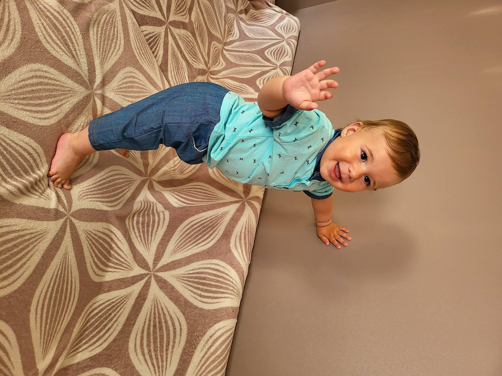 Ayan a rejoint le concours — aidez-le/la à gagner de superbes lots ! baby, baby_products, baby_toddler_clothing, beauty, child, comfort, dress, floor, flooring, fun, happy, linens, pattern, person, room, skin, sleeve, smile, t_shirt, toddler