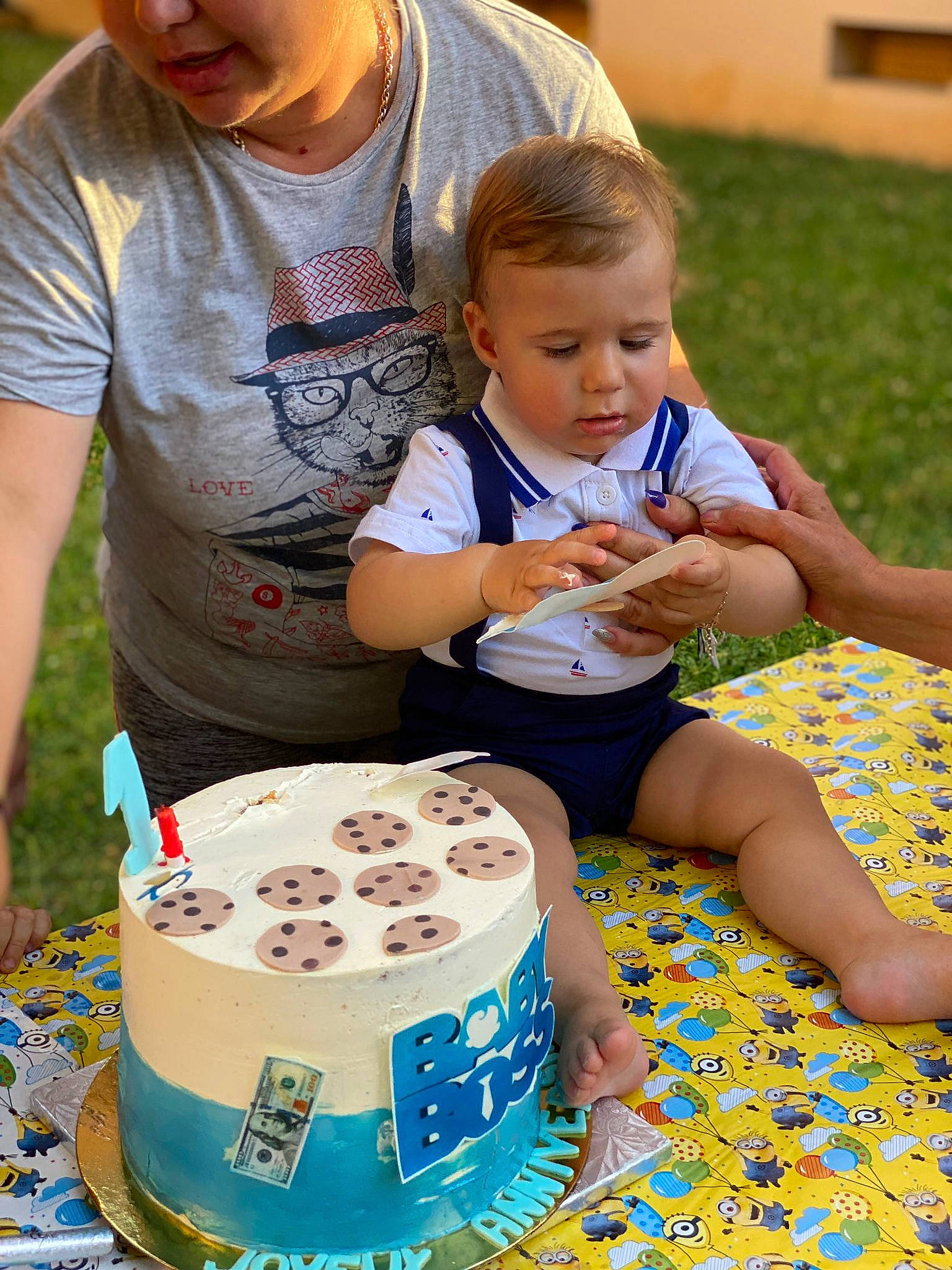 Ayan a rejoint le concours — aidez-le/la à gagner de superbes lots ! baby, birthday_cake, cake, cake_decorating, cake_decorating_supply, child, community, food, fun, grass, happy, leisure, people, person, recreation, sharing, shorts, sugar_cake, summer, t_shirt
