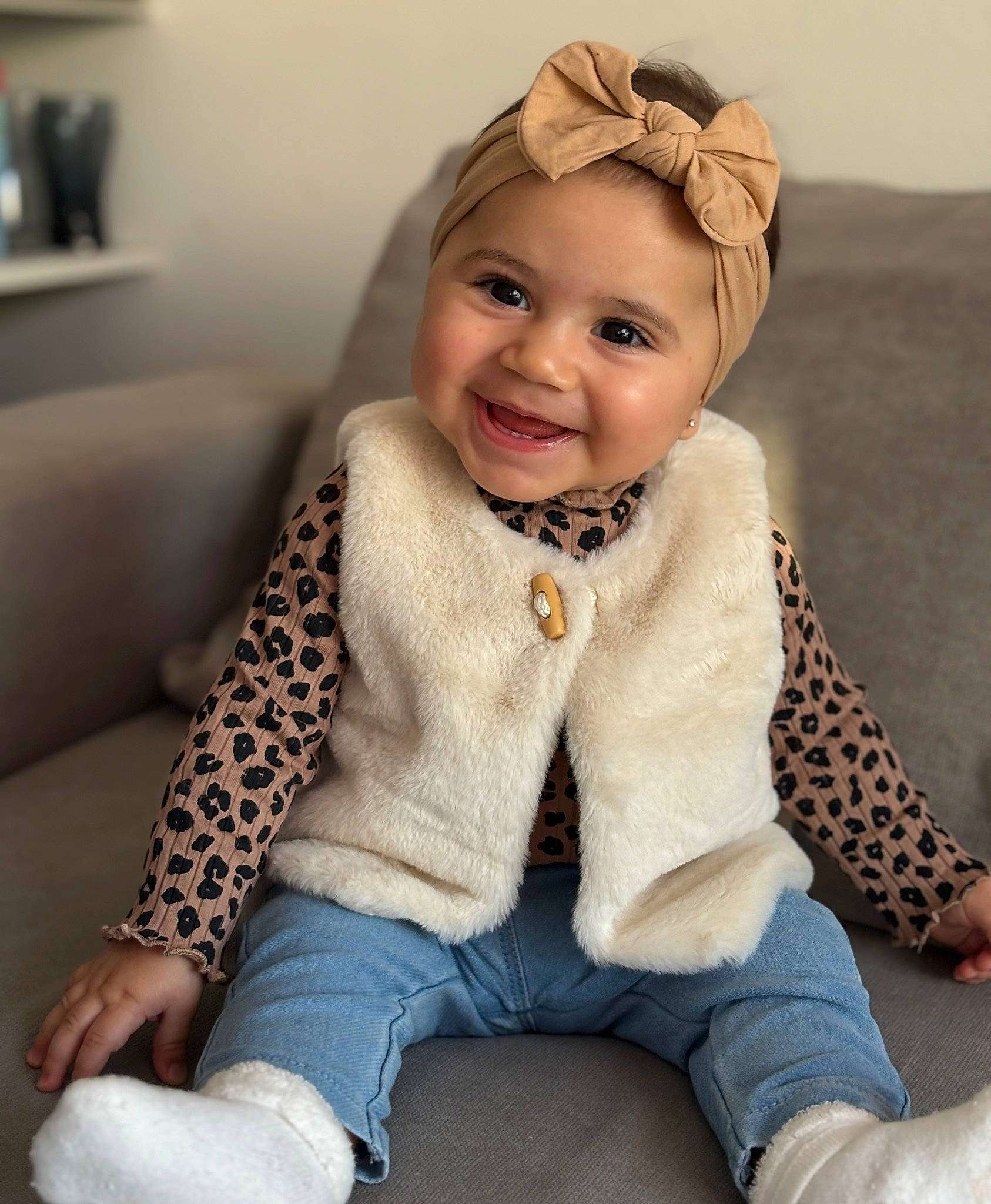 Amélia participe au concours pour gagner de l'argent avec cette photo : baby, baby_toddler_clothing, cap, child, clothing, fashion_accessory, happy, hat, head, headgear, headwear, jacket, jeans, joy, neck, outerwear, pattern, person, sitting, skin