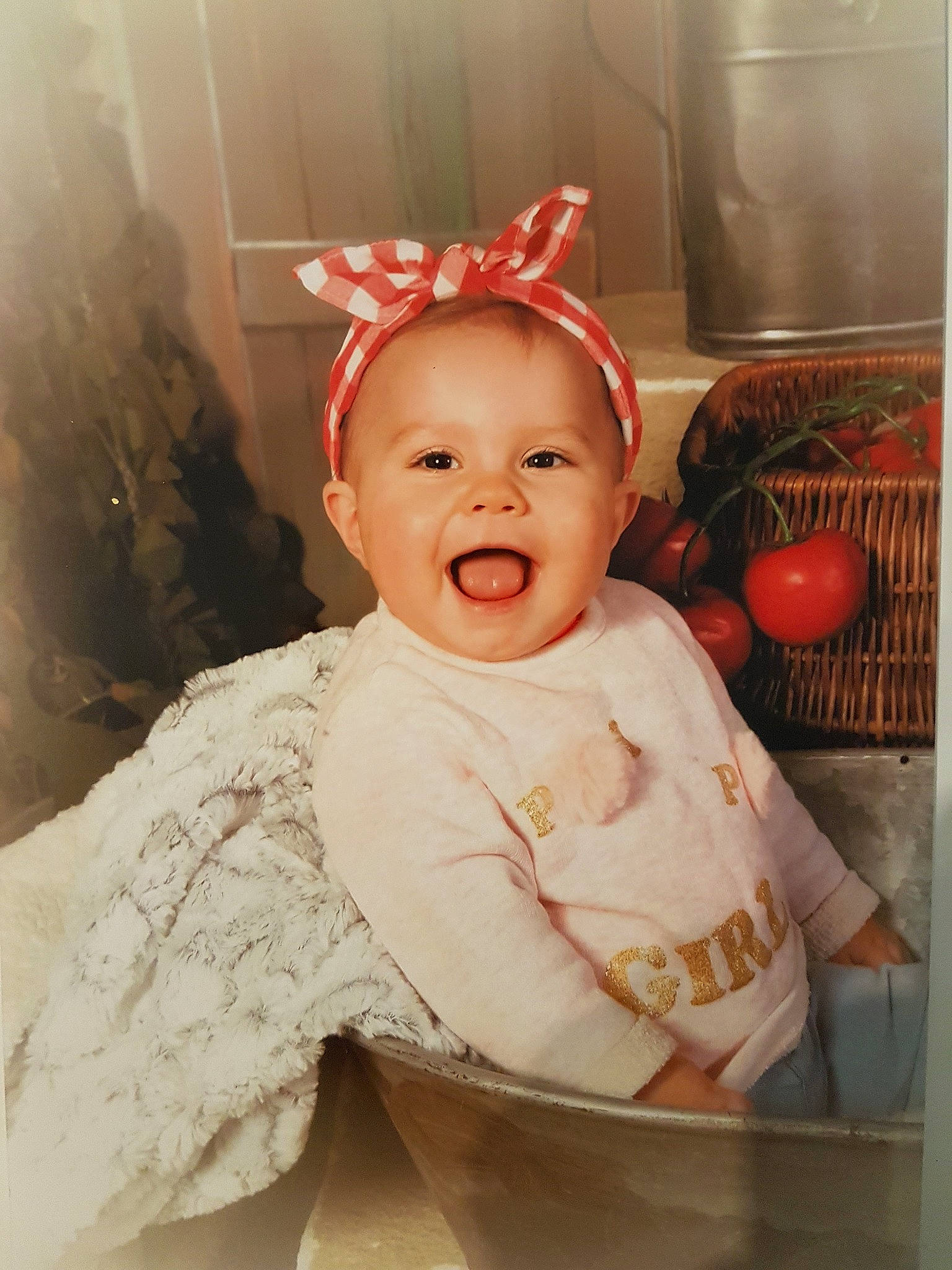 Elona participe au concours pour gagner de l'argent avec cette photo : baby, cheek, child, child_model, ear, eye, face, facial_expression, fashion_accessory, hair_accessory, head, headband, headgear, headpiece, person, pink, skin, smile, toddler