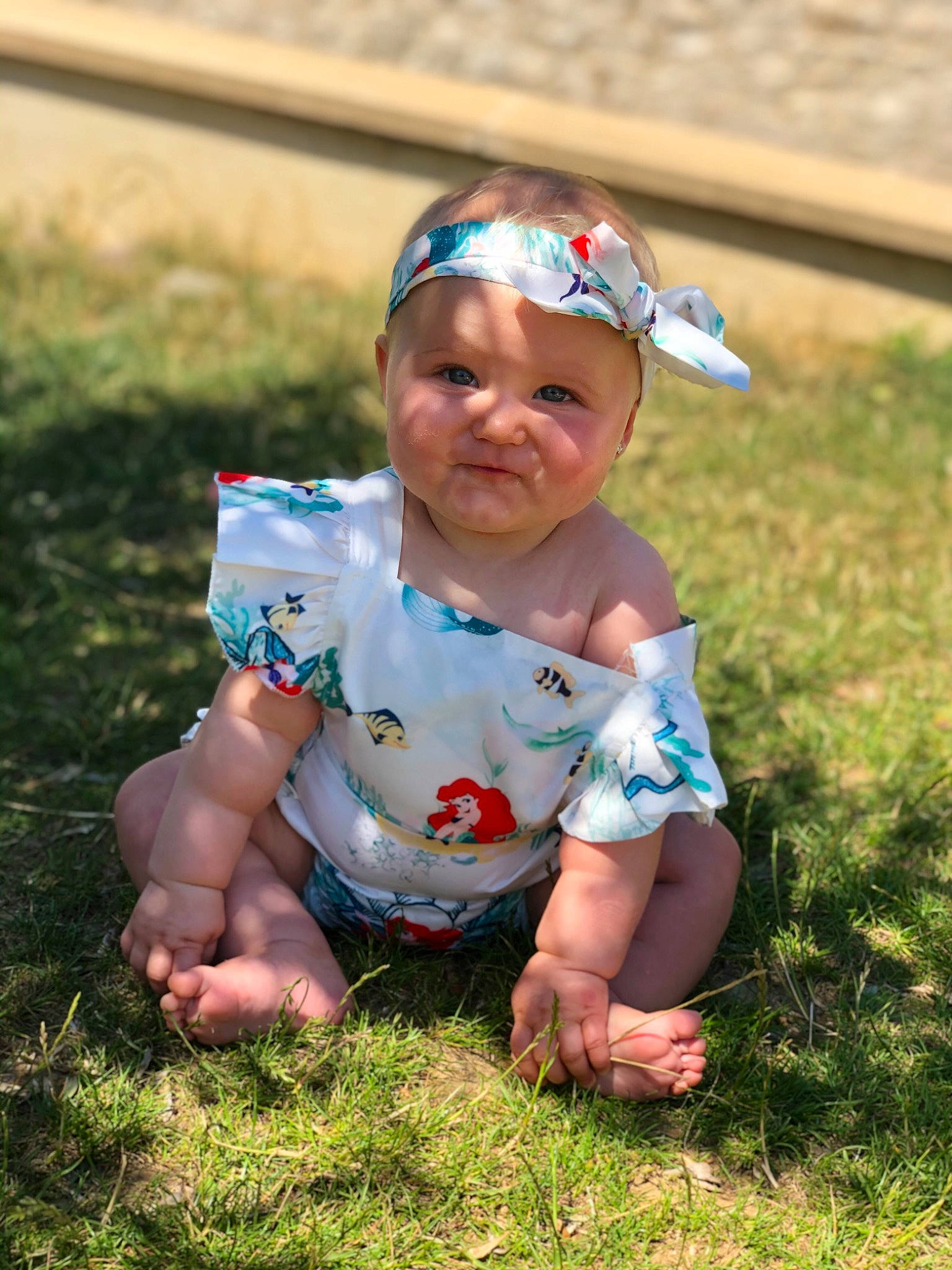 Mia a rejoint le concours — aidez-le/la à gagner de superbes lots ! baby, baby_toddler_clothing, child, fun, grass, hair_accessory, happy, headgear, headwear, lawn, meadow, person, plant, play, skin, smile, summer, toddler