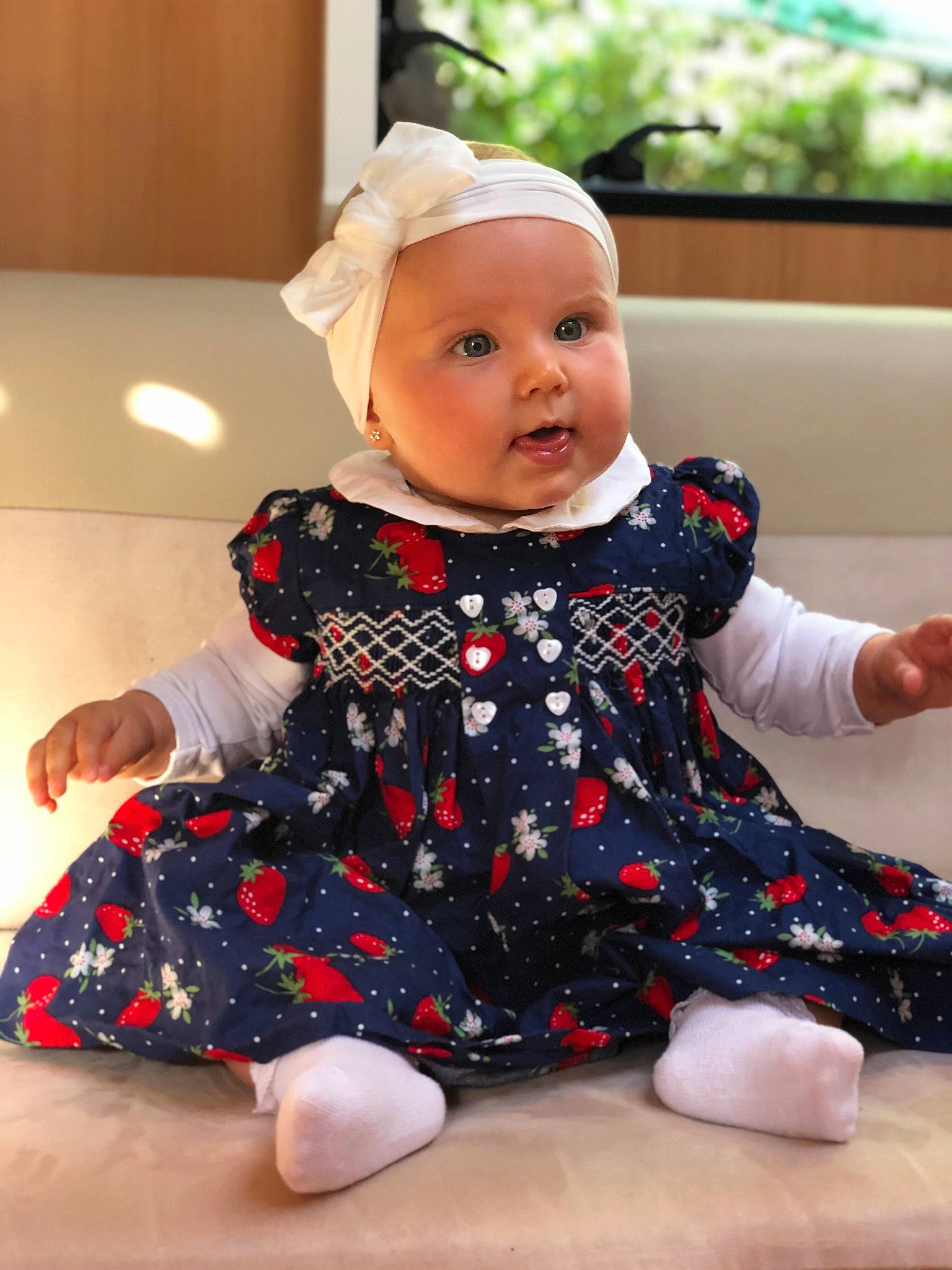 Mia participe au concours pour gagner de l'argent avec cette photo : baby, baby_products, baby_toddler_clothing, child, design, headwear, outerwear, pattern, person, play, polka_dot, sitting, sleeve, surprise, textile, toddler