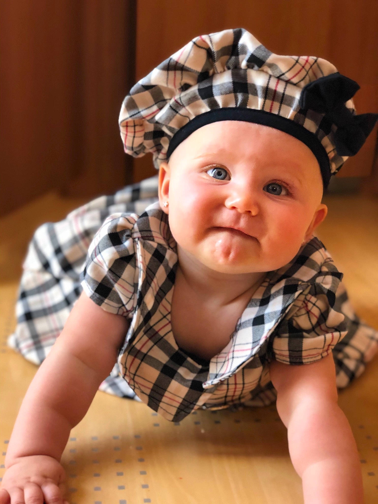 Mia a rejoint le concours — aidez-le/la à gagner de superbes lots ! baby, cheek, child, design, hat, headgear, headwear, pattern, person, plaid, tartan, toddler