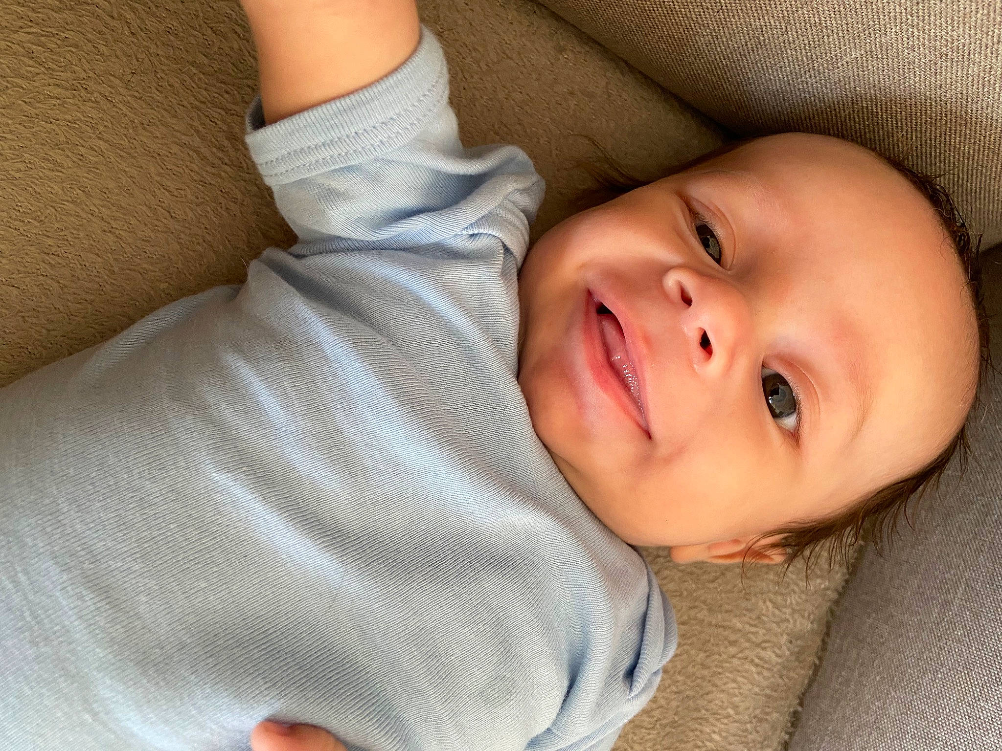 Thiam a rejoint le concours — aidez-le/la à gagner de superbes lots ! baby, baby_toddler_clothing, cheek, child, collar, comfort, couch, elbow, eye, eyebrow, eyelash, finger, iris, linens, lip, nose, person, skin, sleeve, smile