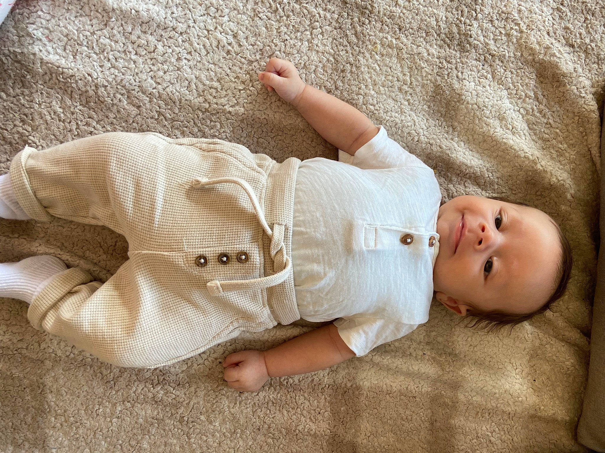 Thiam participe au concours pour gagner de l'argent avec cette photo : arm, baby_toddler_clothing, comfort, elbow, finger, gesture, grass, hand, human_body, knee, leg, mammal, nail, person, skin, sleeve, textile, thigh, thumb, toddler