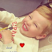 Ekloan participe au concours pour gagner de l'argent avec cette photo : toddler, child, smiling, blonde_hair, car_seat, sweatshirt, happy, portrait, indoor, seatbelt, cute, infant, young_child, face, expression, clothing, person, baby, casual, emotion