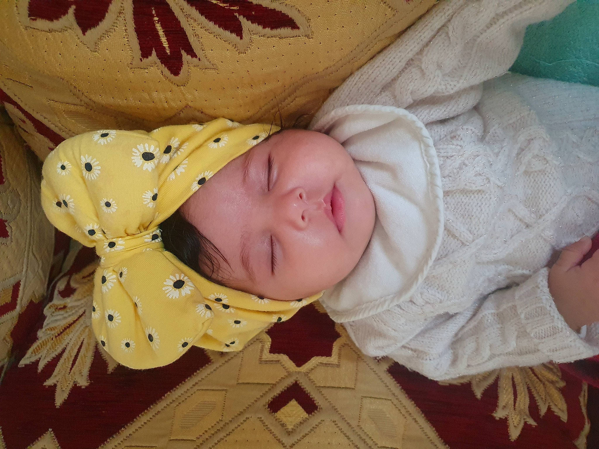 Layane a rejoint le concours — aidez-le/la à gagner de superbes lots ! baby, baby_toddler_clothing, bedding, cheek, child, comfort, flooring, happy, head, headwear, linens, pattern, person, room, sleeve, textile, toddler, tree, wood