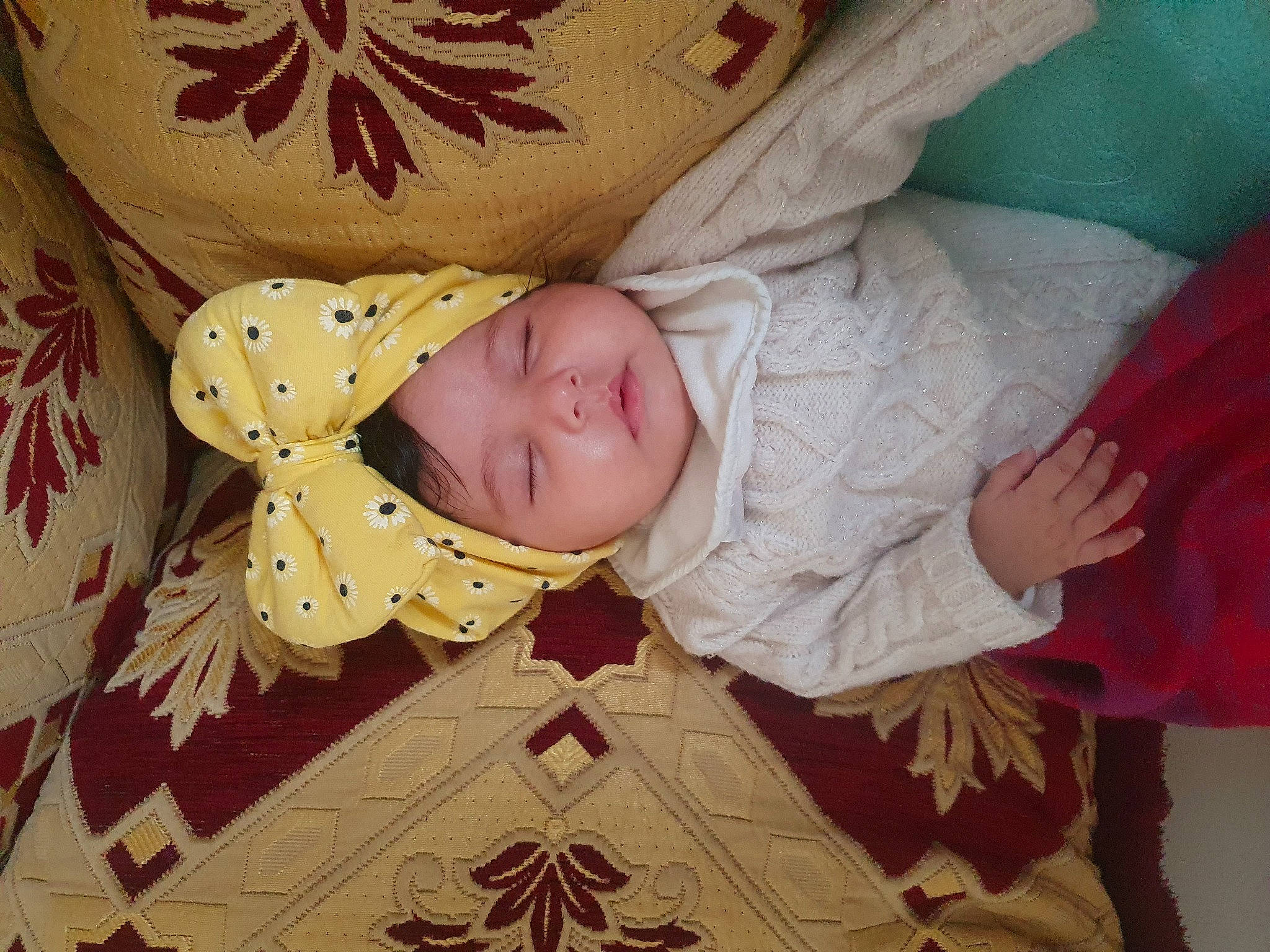 Layane a rejoint le concours — aidez-le/la à gagner de superbes lots ! baby, baby_products, baby_safety, baby_toddler_clothing, bedding, brown, cheek, child, comfort, flooring, happy, headwear, linens, pattern, person, room, sleeve, textile, toddler, tree