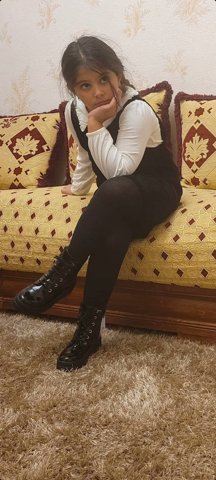 Léna a rejoint le concours — aidez-le/la à gagner de superbes lots ! brown_hair, comfort, couch, court_shoe, elbow, eyewear, fashion_accessory, flooring, foot, human_leg, knee, knee_high_boot, leg, leggings, long_hair, pattern, person, sitting, sleeve, thigh