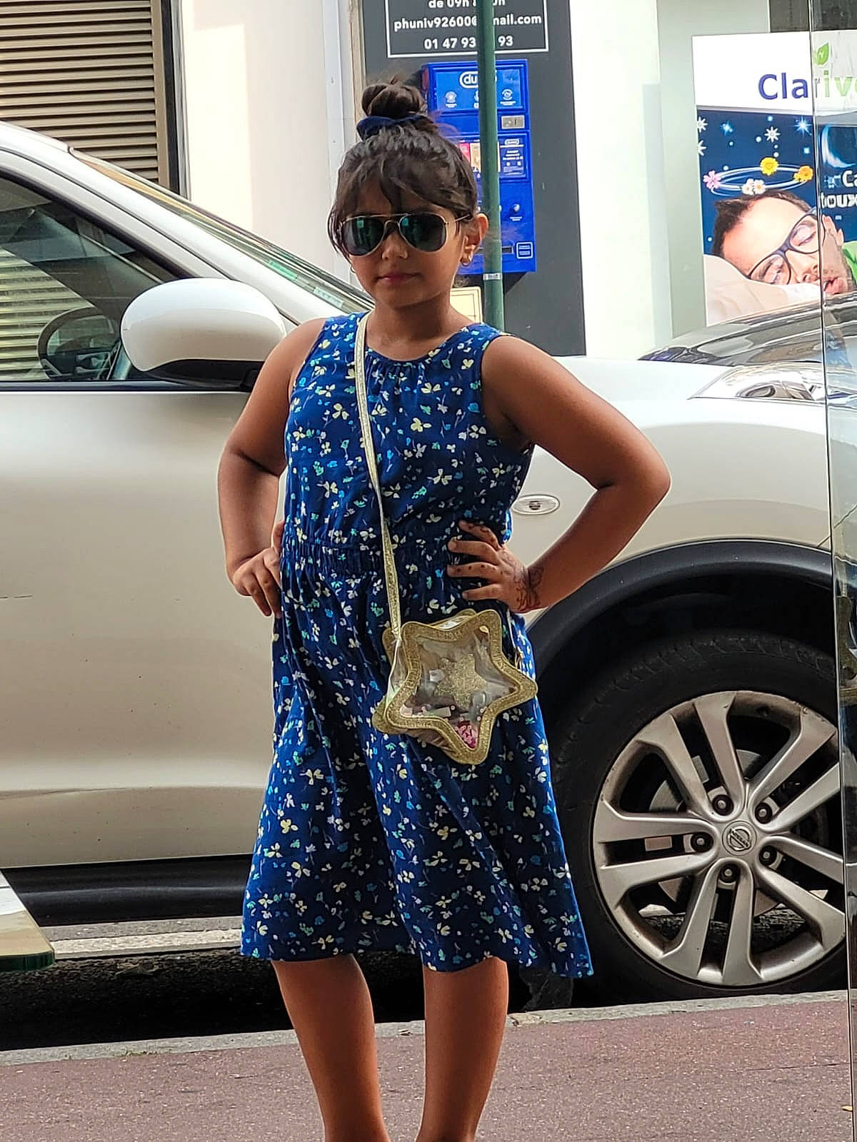 Léna participe au concours pour gagner de l'argent avec cette photo : automotive_design, automotive_exterior, automotive_lighting, black_hair, car, eyewear, glasses, leg, luggage_and_bags, motor_vehicle, person, shoulder, sleeve, standing, style, sunglasses, thigh, tire, vehicle, vehicle_door