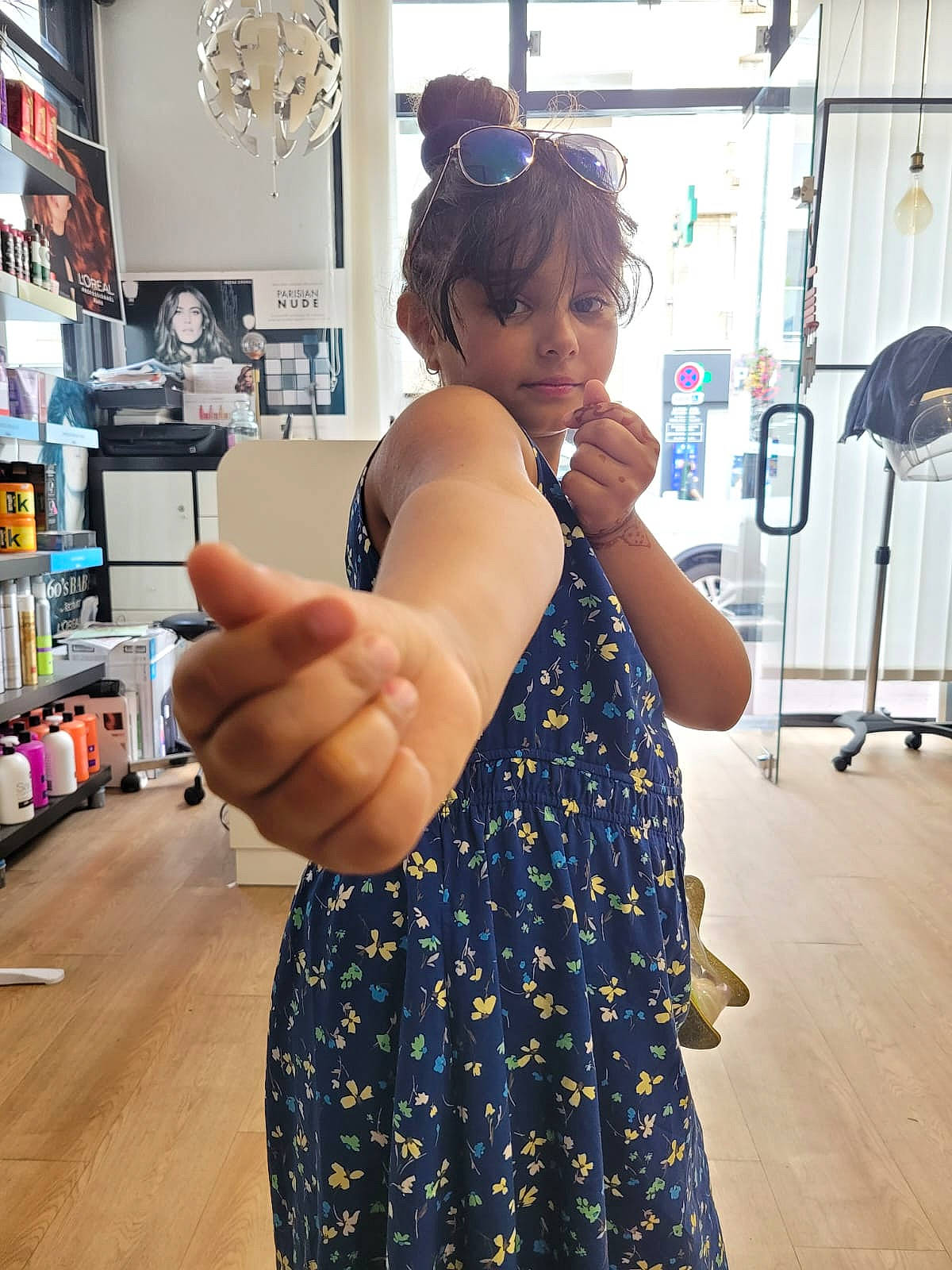 Léna participe au concours pour gagner de l'argent avec cette photo : bookcase, day_dress, dress, eyewear, fashion_design, finger, flooring, fun, gesture, happy, jewellery, joint, one_piece_garment, person, picture_frame, shelf, shelving, shoulder, standing, trunk