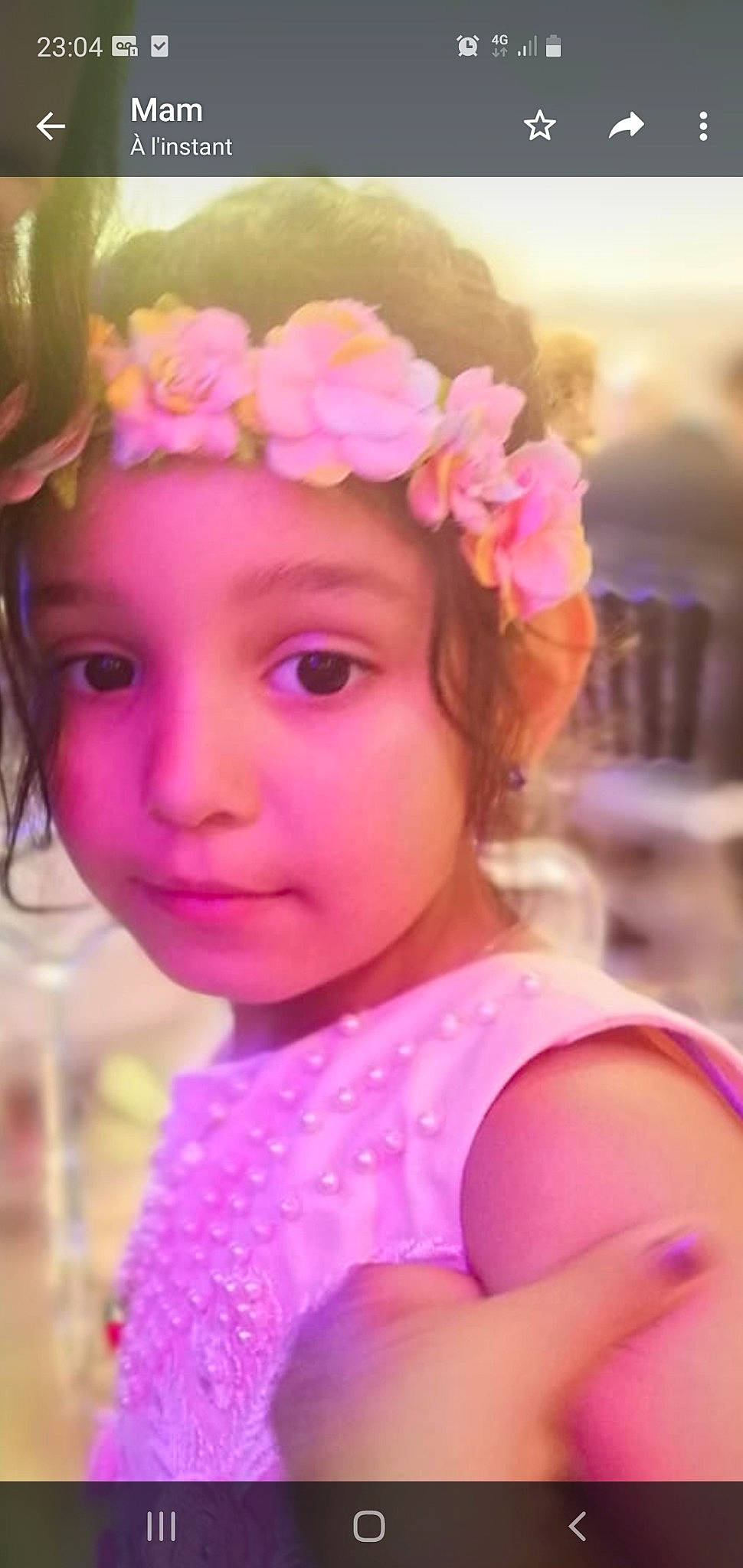 Lara a rejoint le concours — aidez-le/la à gagner de superbes lots ! baby_toddler_clothing, chin, eye, eyebrow, eyelash, face, flower, hairstyle, happy, head, headband, headgear, headpiece, headwear, iris, magenta, person, pink, plant, purple