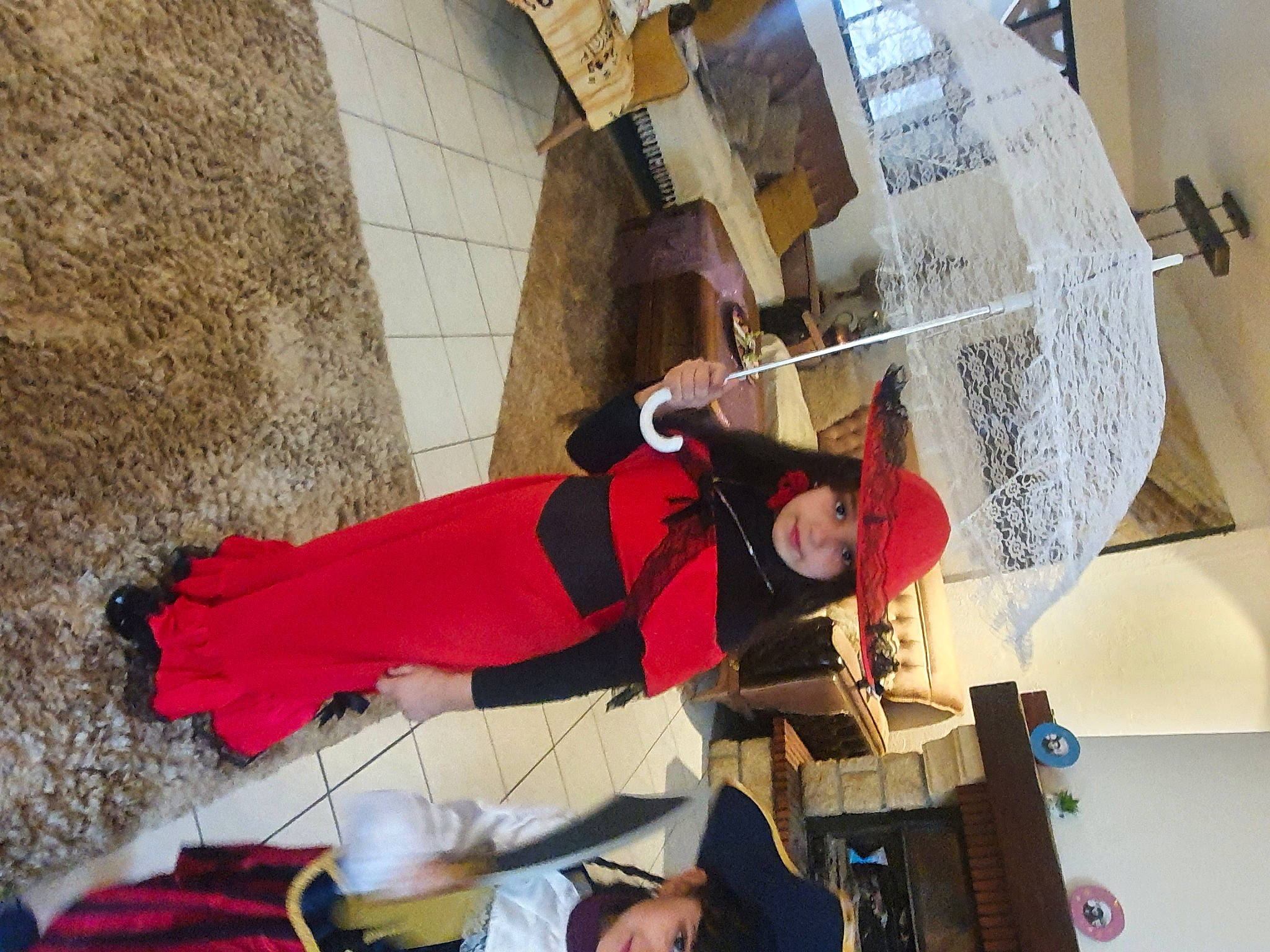 Lara participe au concours pour gagner de l'argent avec cette photo : carmine, cosplay, costume, event, fun, hat, headwear, person, room, visual_arts