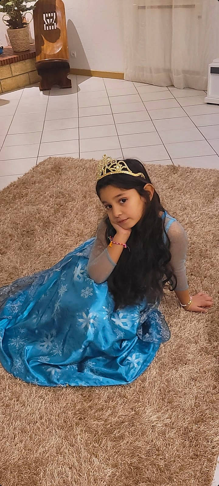 Lara a rejoint le concours — aidez-le/la à gagner de superbes lots ! bridal_accessory, dress, earrings, electric_blue, event, eyewear, fashion_accessory, fashion_design, flash_photography, formal_wear, fun, gown, grass, happy, headpiece, headwear, human_leg, jewellery, necklace, person