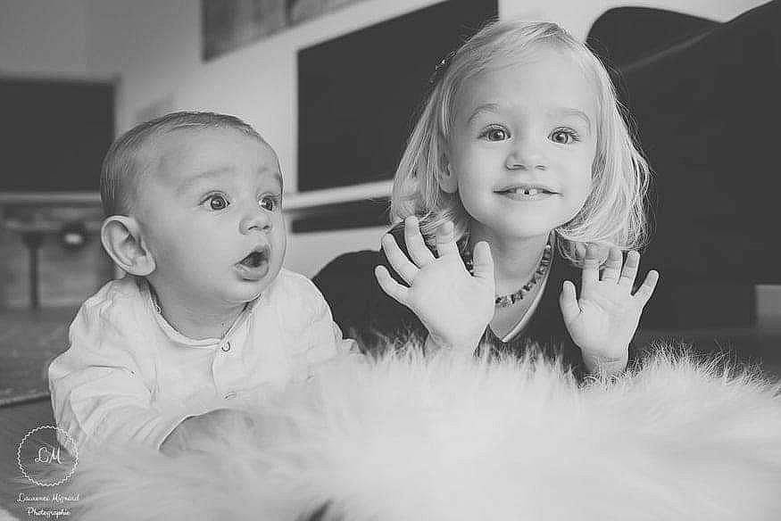 Emilie participe au concours pour gagner de l'argent avec cette photo : baby, black_and_white, eye, face, flash_photography, fun, gesture, hand, happy, head, iris, joy, monochrome, monochrome_photography, nose, person, skin, smile, standing, style