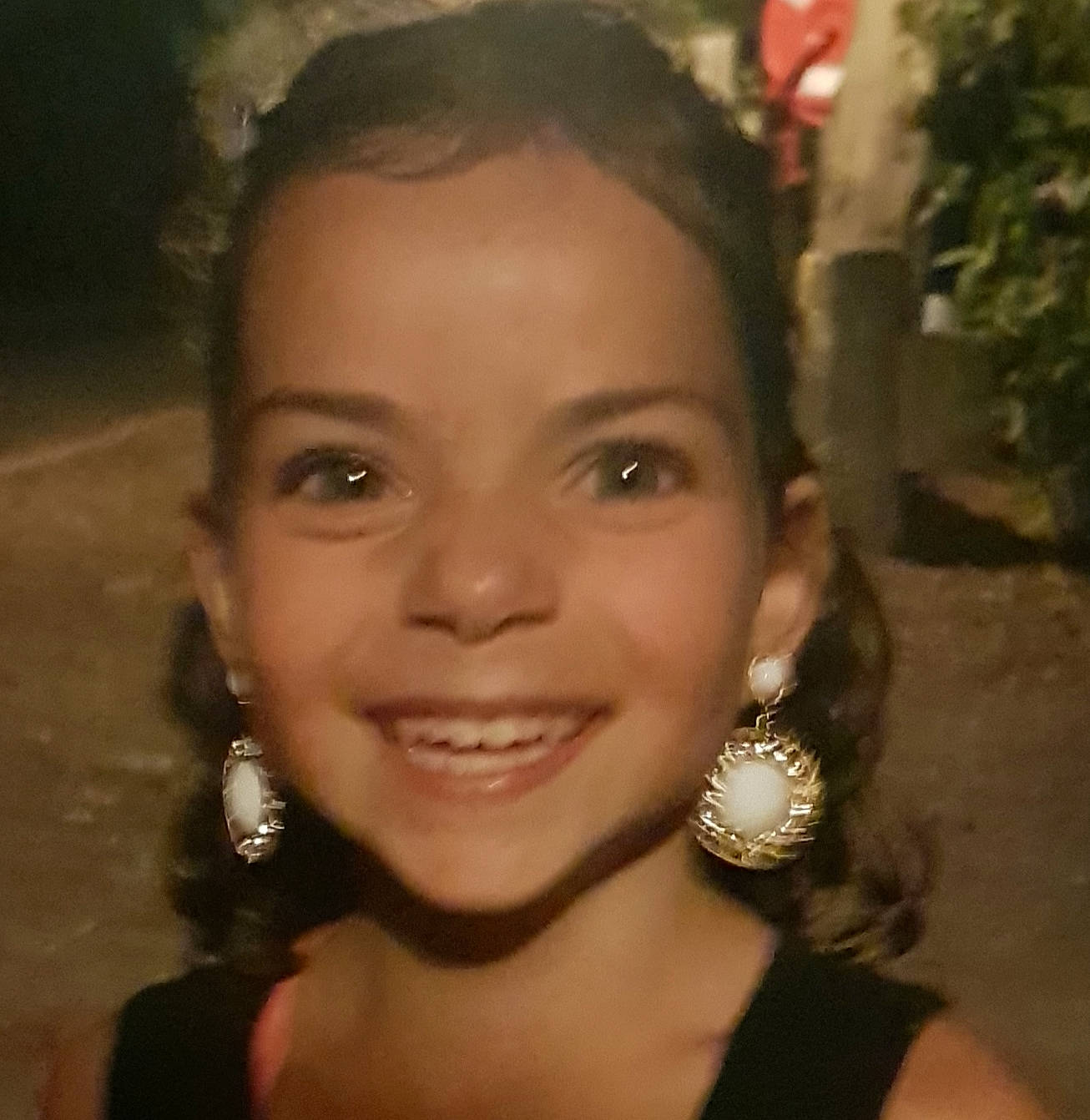 Loubna participe au concours pour gagner de l'argent avec cette photo : beauty, black_hair, cheek, ear, eye, eyebrow, face, facial_expression, fashion_accessory, forehead, hair, hairstyle, happy, head, jewellery, joy, lip, nose, person, smile