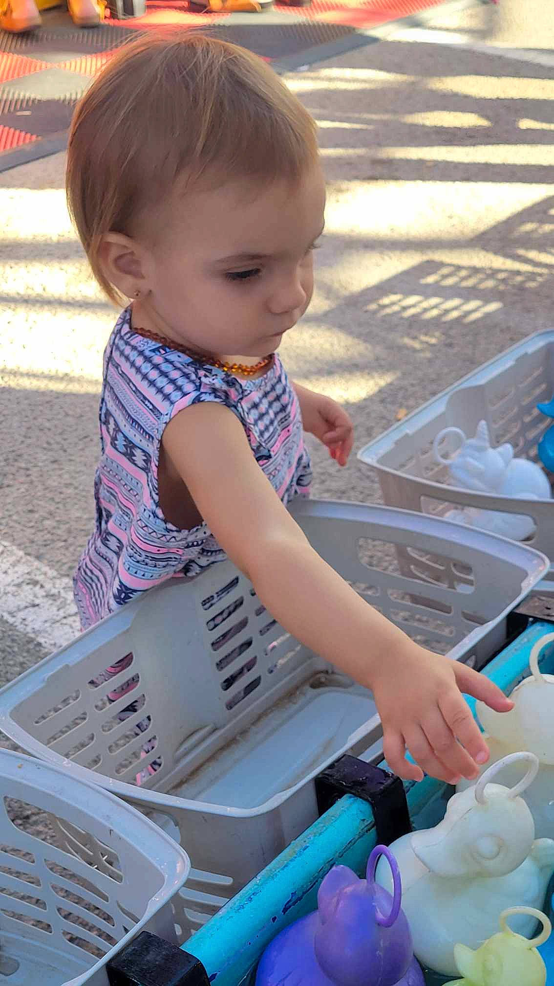 Lesia a rejoint le concours — aidez-le/la à gagner de superbes lots ! baby, baby_products, baby_toddler_clothing, child, fun, grass, hairstyle, leisure, pattern, person, plastic, play, product, recreation, sitting, snapshot, summer, t_shirt, toddler, vacation