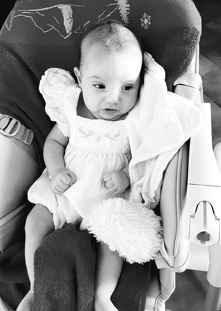 Lesia a rejoint le concours — aidez-le/la à gagner de superbes lots ! baby, baby_toddler_clothing, black, black_and_white, chair, comfort, dress, facial_expression, finger, flash_photography, gesture, hairstyle, hand, happy, person, photograph, skin, standing, style, toddler