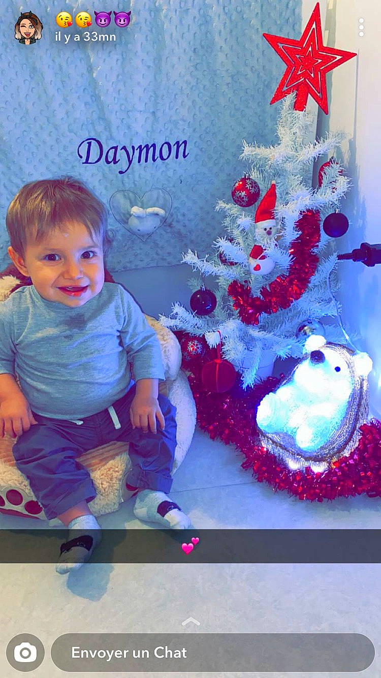 Daymon a rejoint le concours — aidez-le/la à gagner de superbes lots ! art, baby, baby_toddler_clothing, blue, child, christmas_decoration, christmas_ornament, event, fictional_character, happy, holiday_ornament, joy, magenta, ornament, pattern, person, pink, poster, purple, red