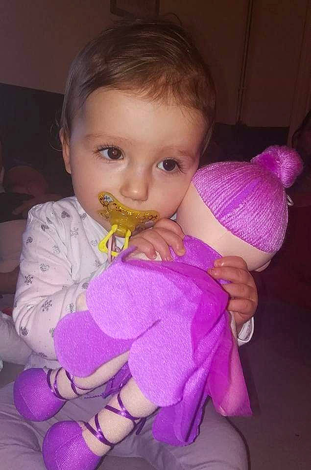 Cassy participe au concours pour gagner de l'argent avec cette photo : baby, baby_toddler_clothing, cheek, child, comfort, drinkware, face, facial_expression, finger, hairstyle, happy, head, iris, lip, mouth, nose, person, pink, purple, skin